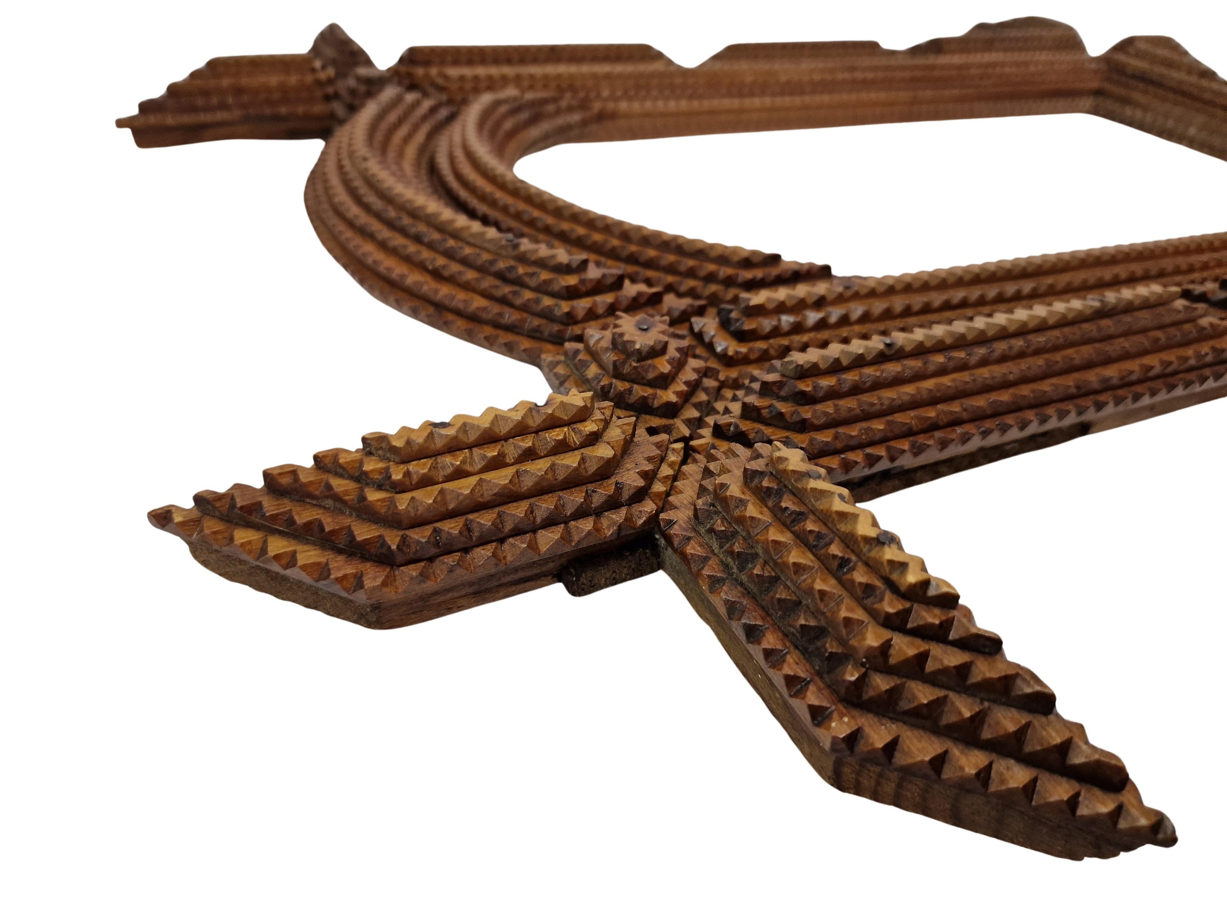 Cornice per specchio da parete, Tramp Art, riccamente decorata, raramente curva, 1890, Austria in vendita 1