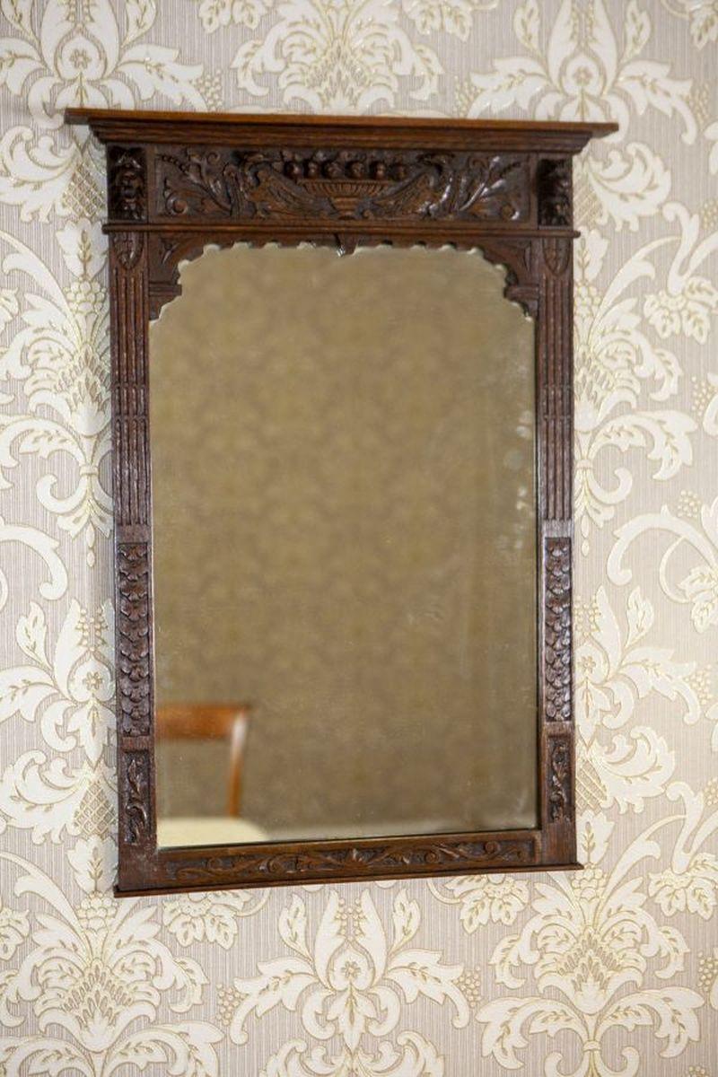 Miroir mural des années The 1930 dans un cadre en Oak Brown

Un petit miroir rectangulaire placé dans un cadre en chêne orné de sculptures complexes inspirées des motifs bretons. Le cadre présente un sommet arqué couronné d'une corniche simple