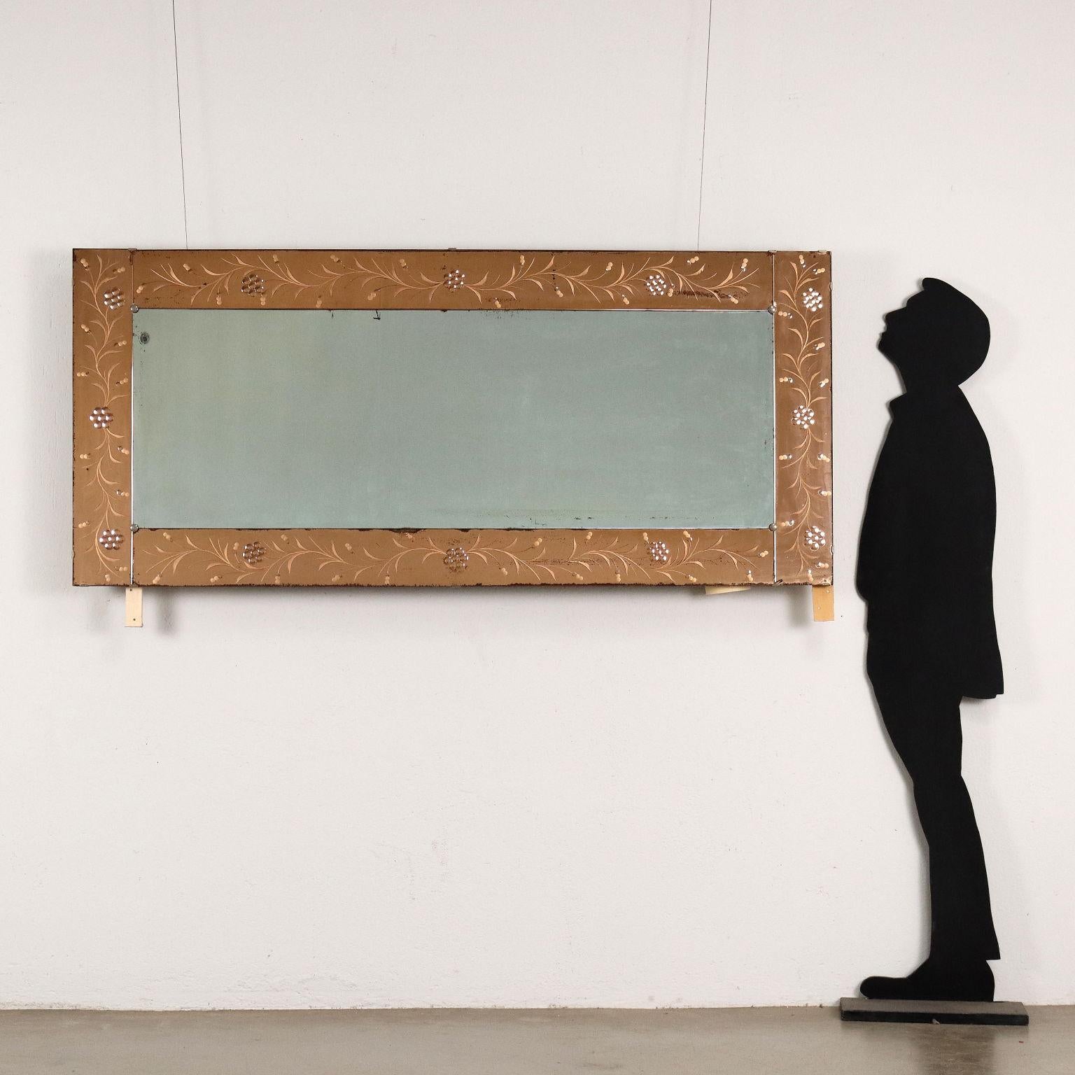 Miroir mural monté sur un cadre en bois avec un cadre en verre réfléchissant coloré.