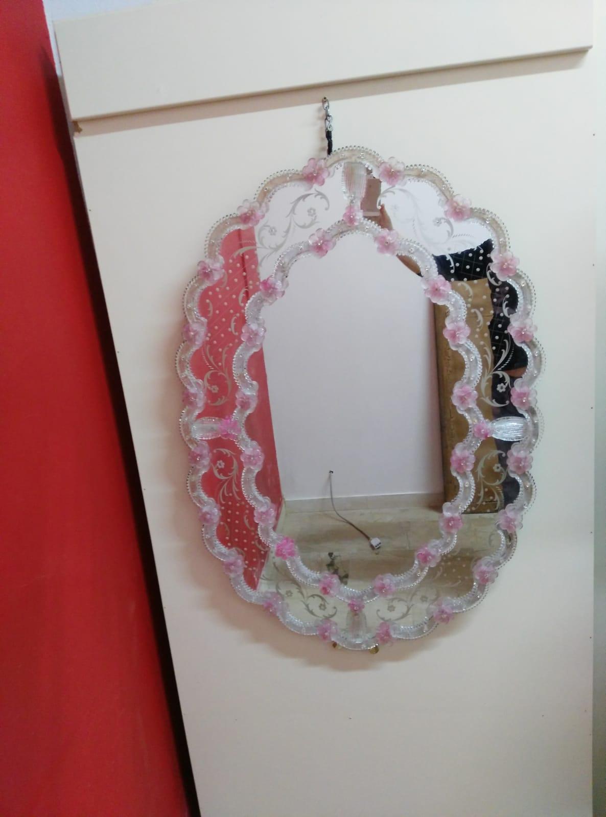Classic Murano mirror made by the Tosi brothers (Murano) with engraved mirrors and flowers. White and pink color, 1970s.
 