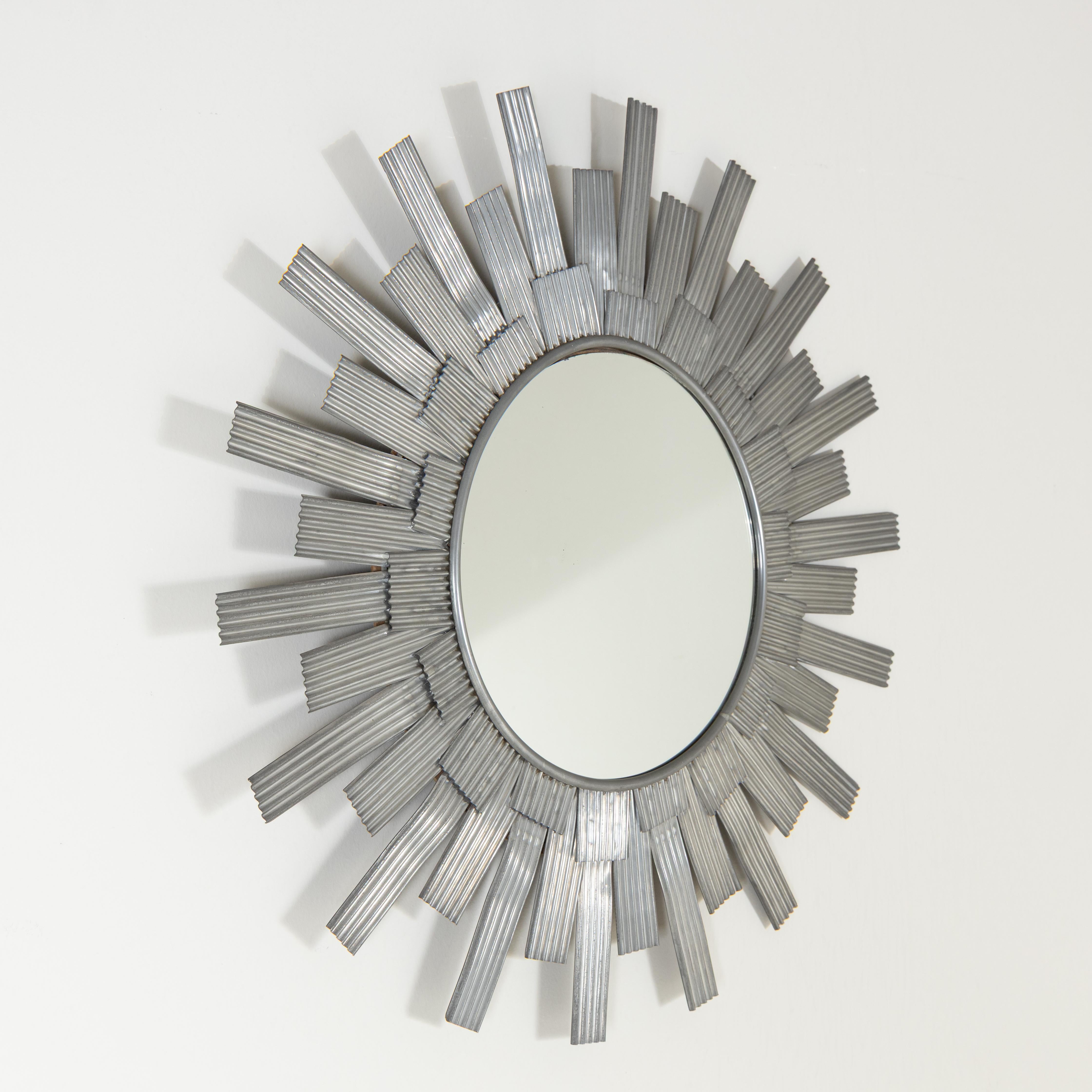 Miroir mural en tôle d'aluminium façonnée, produit par Bottega Gadda. en vente 3
