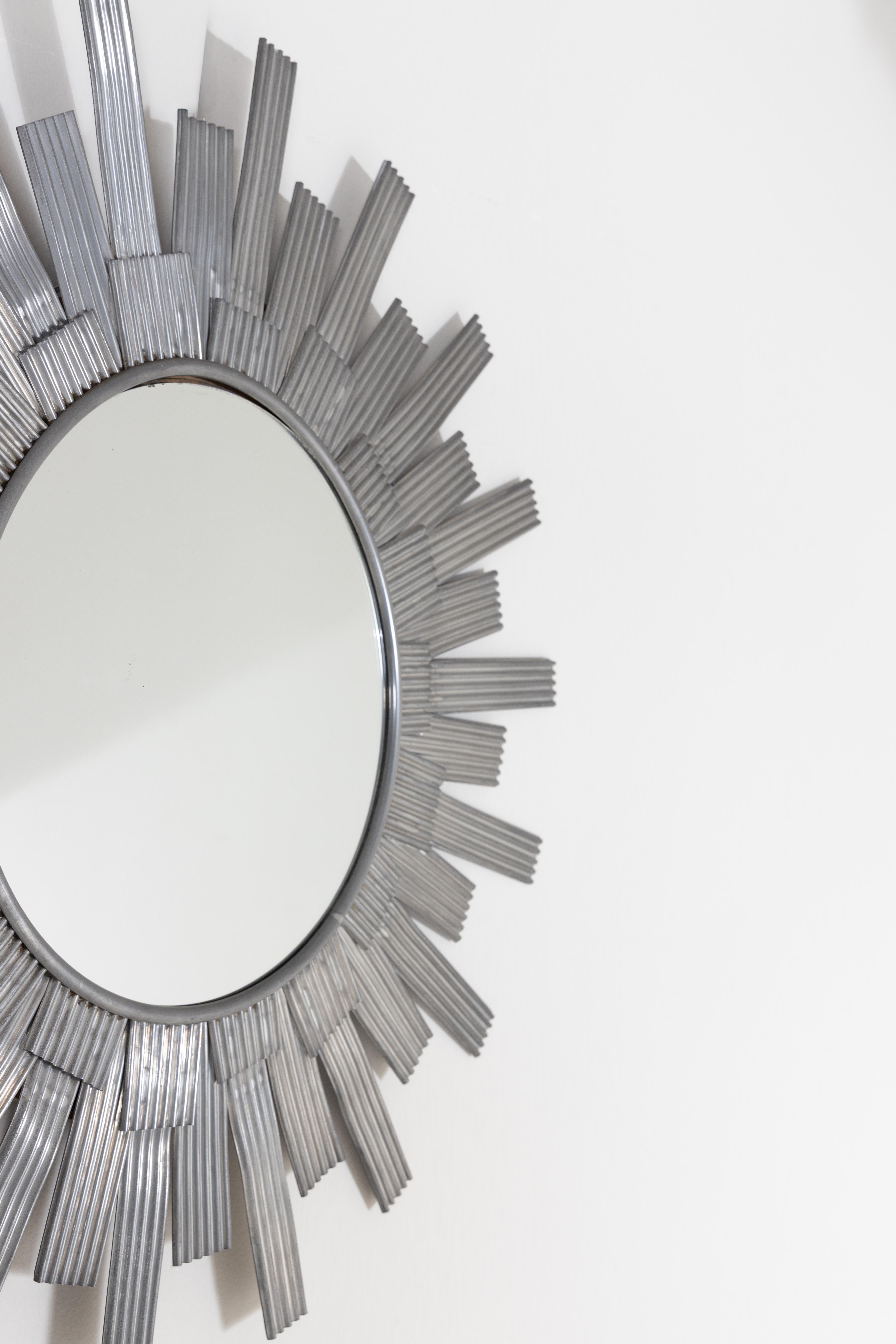 Miroir mural en tôle d'aluminium façonnée, produit par Bottega Gadda. en vente 7