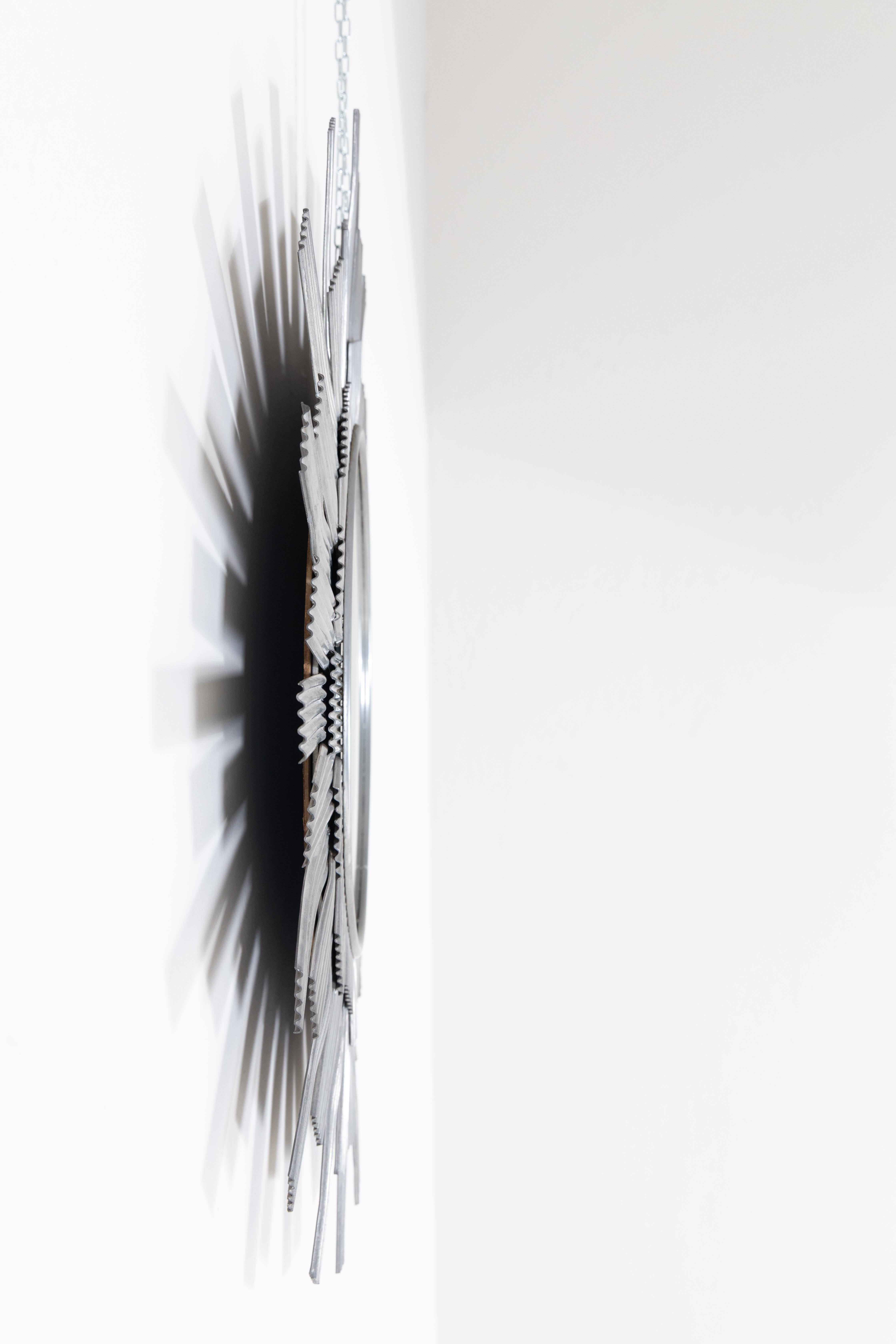 Miroir mural en tôle d'aluminium façonnée, produit par Bottega Gadda. en vente 8