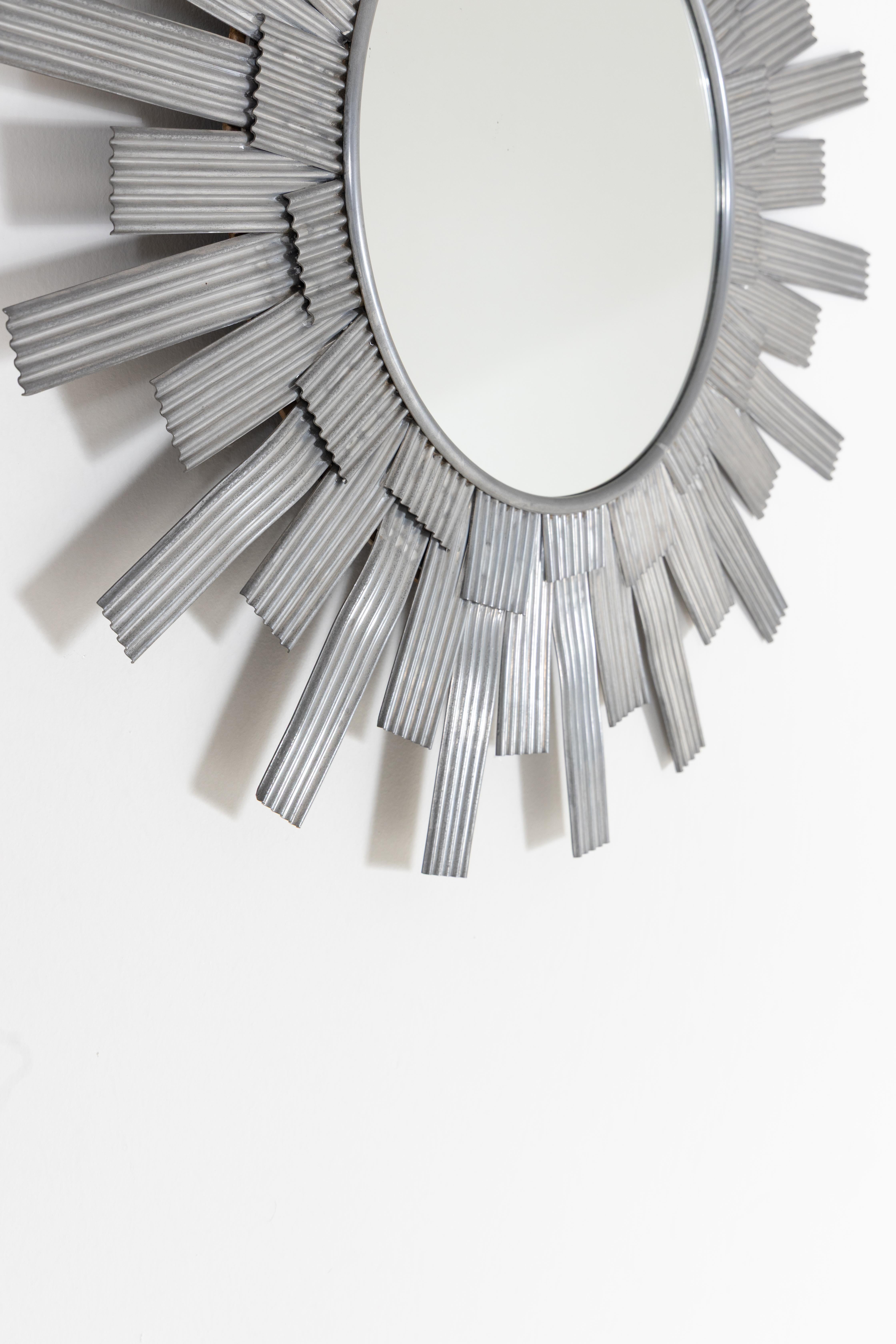 Miroir mural en tôle d'aluminium façonnée, produit par Bottega Gadda. en vente 9