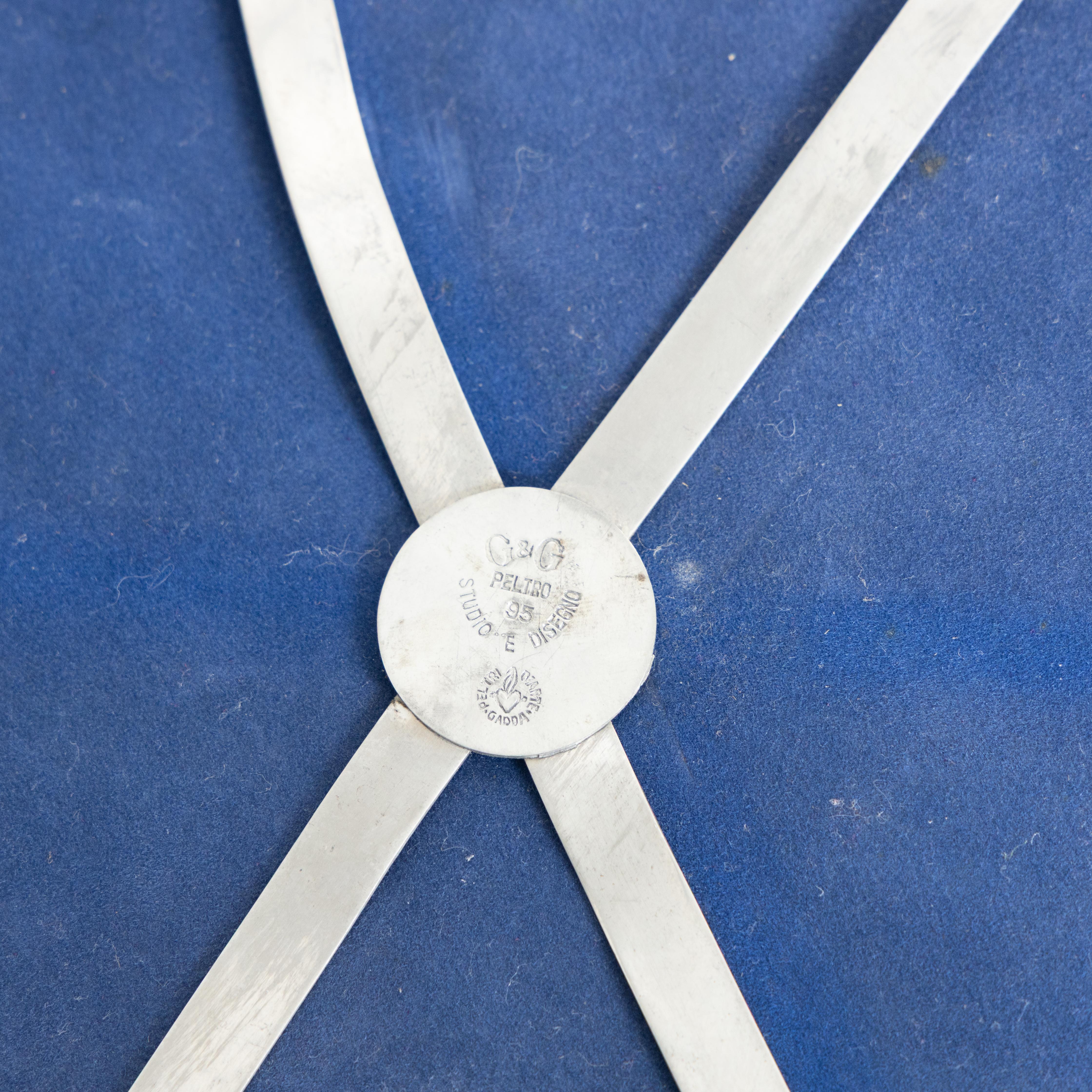 Mid-Century Modern Miroir mural en tôle d'aluminium façonnée, produit par Bottega Gadda. en vente