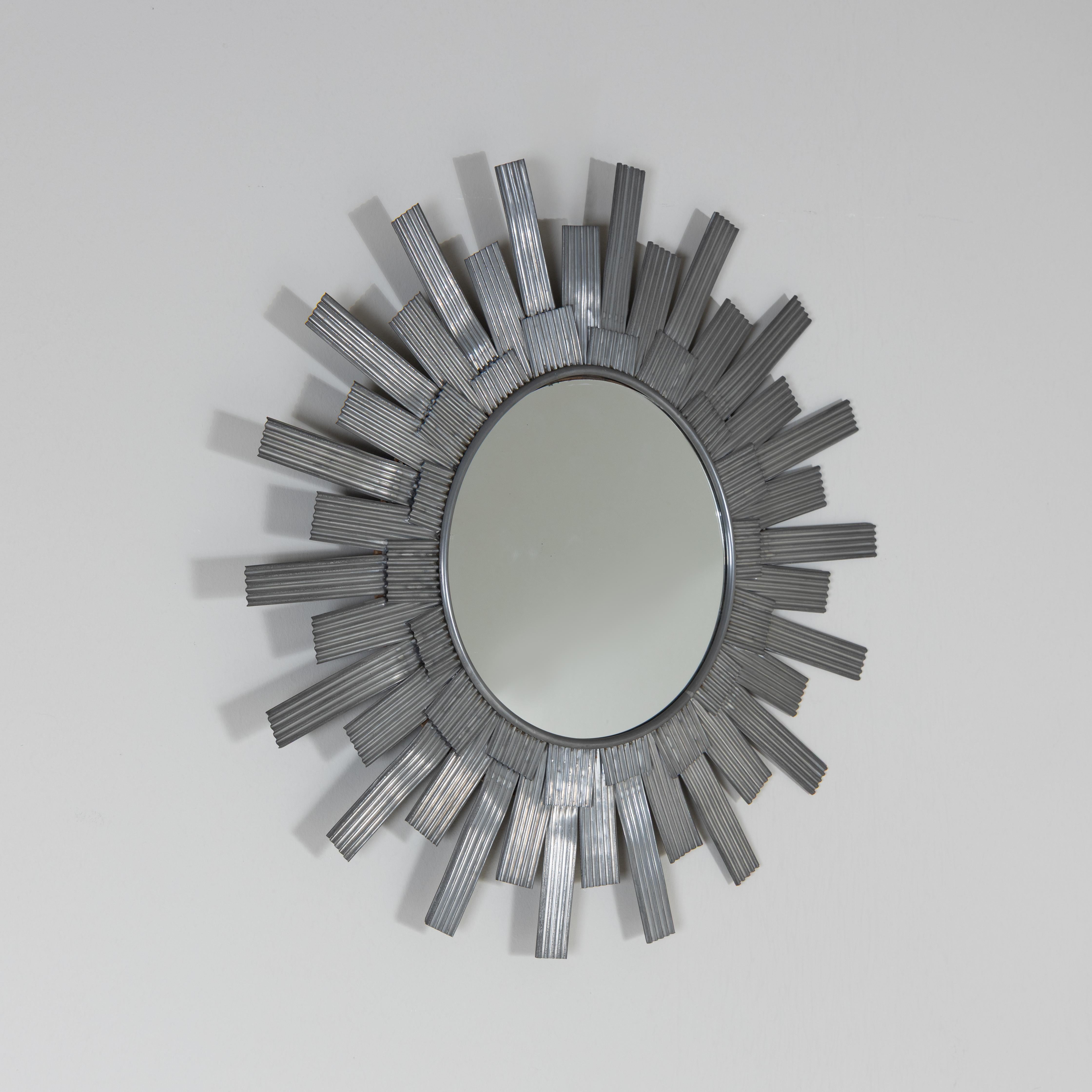 italien Miroir mural en tôle d'aluminium façonnée, produit par Bottega Gadda. en vente