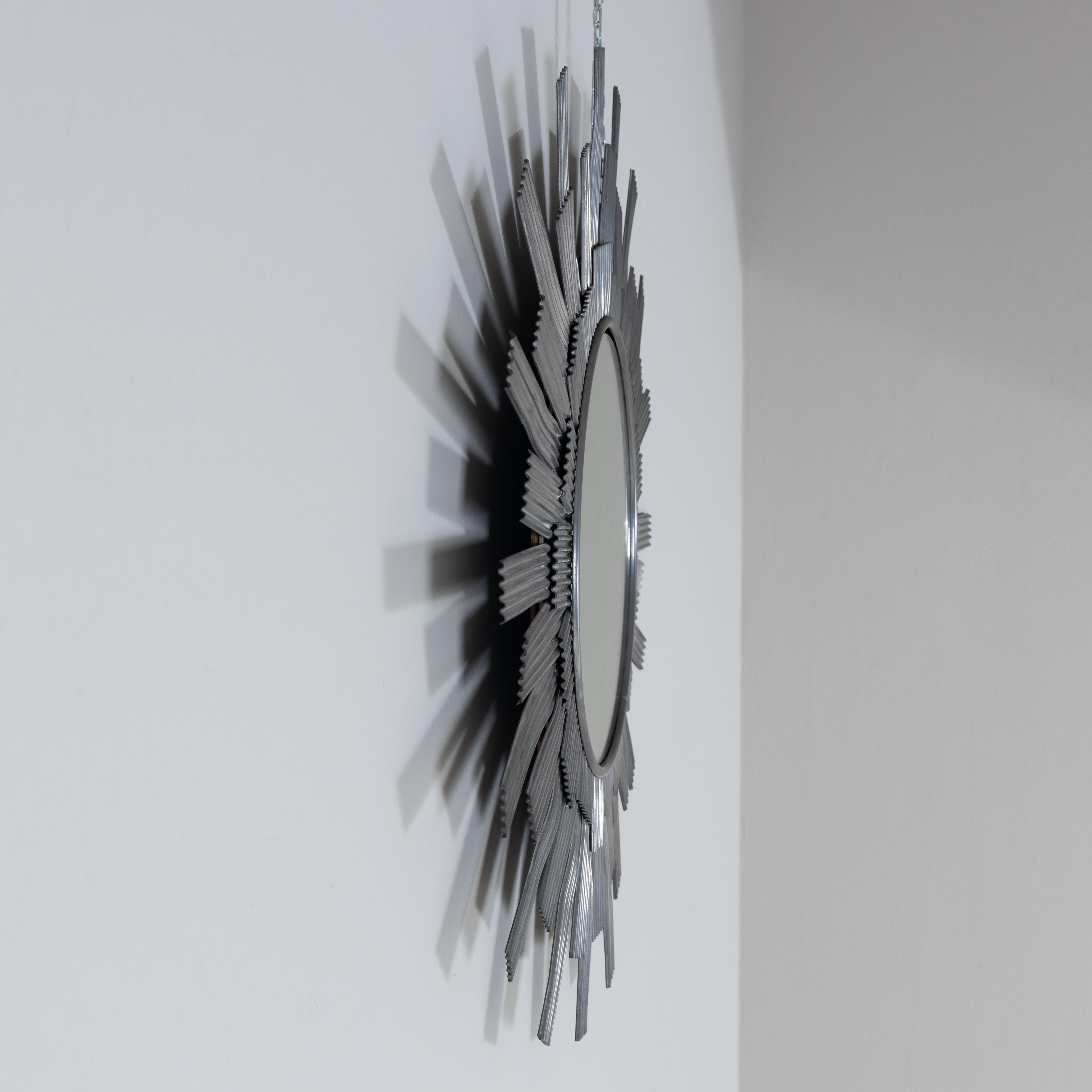 Miroir mural en tôle d'aluminium façonnée, produit par Bottega Gadda. Bon état - En vente à Milano, Lombardia