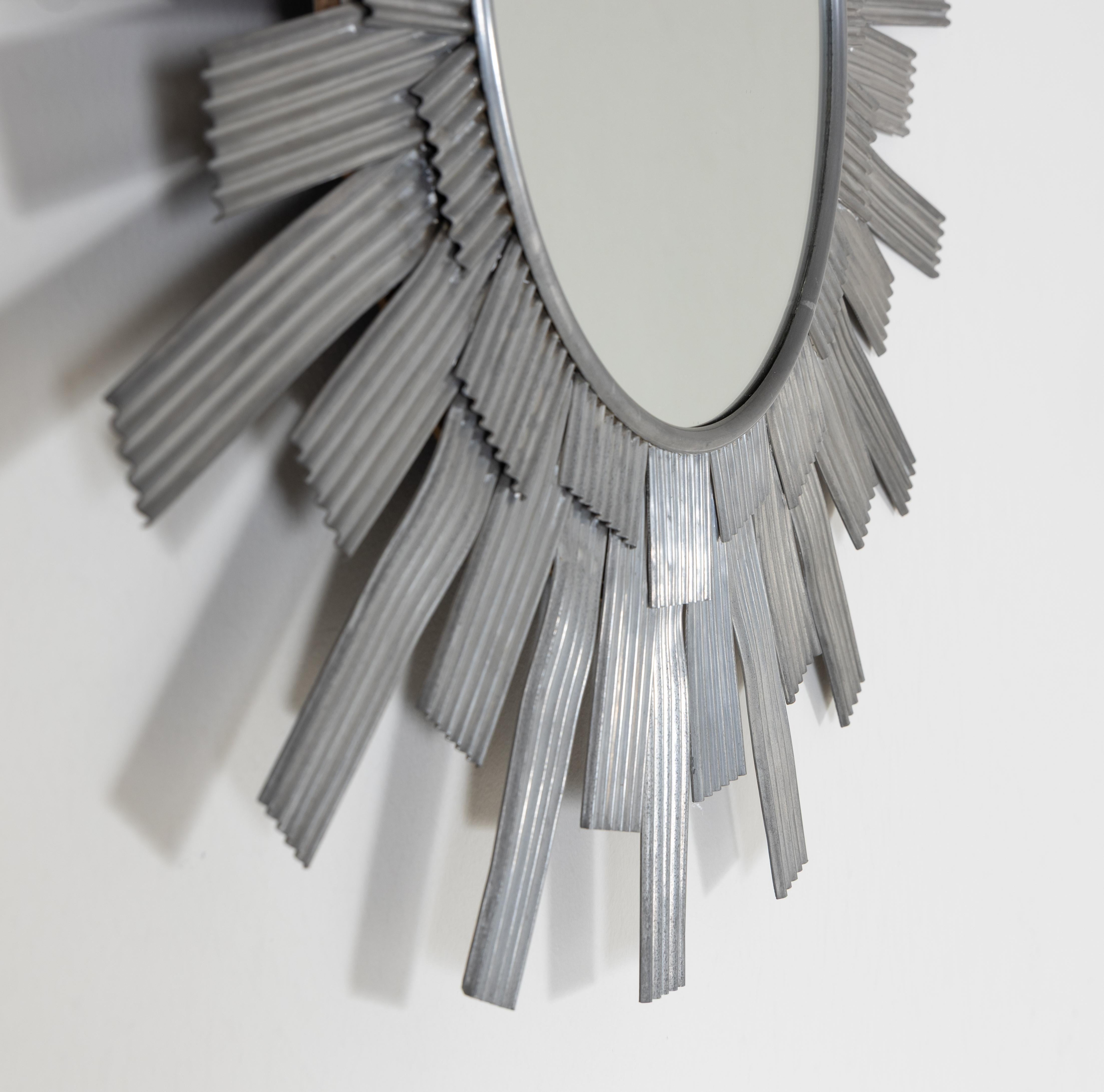 Milieu du XXe siècle Miroir mural en tôle d'aluminium façonnée, produit par Bottega Gadda. en vente