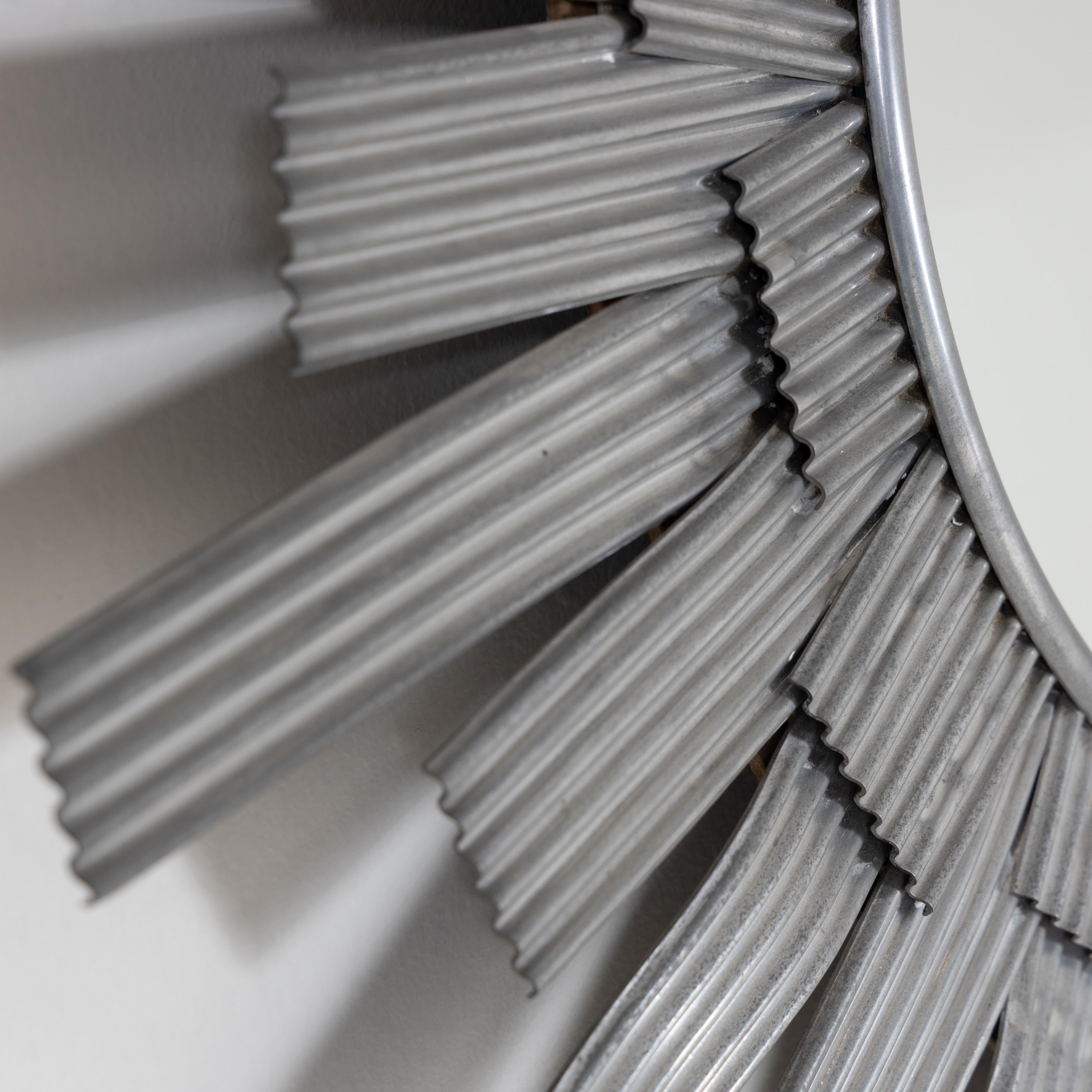 Aluminium Miroir mural en tôle d'aluminium façonnée, produit par Bottega Gadda. en vente