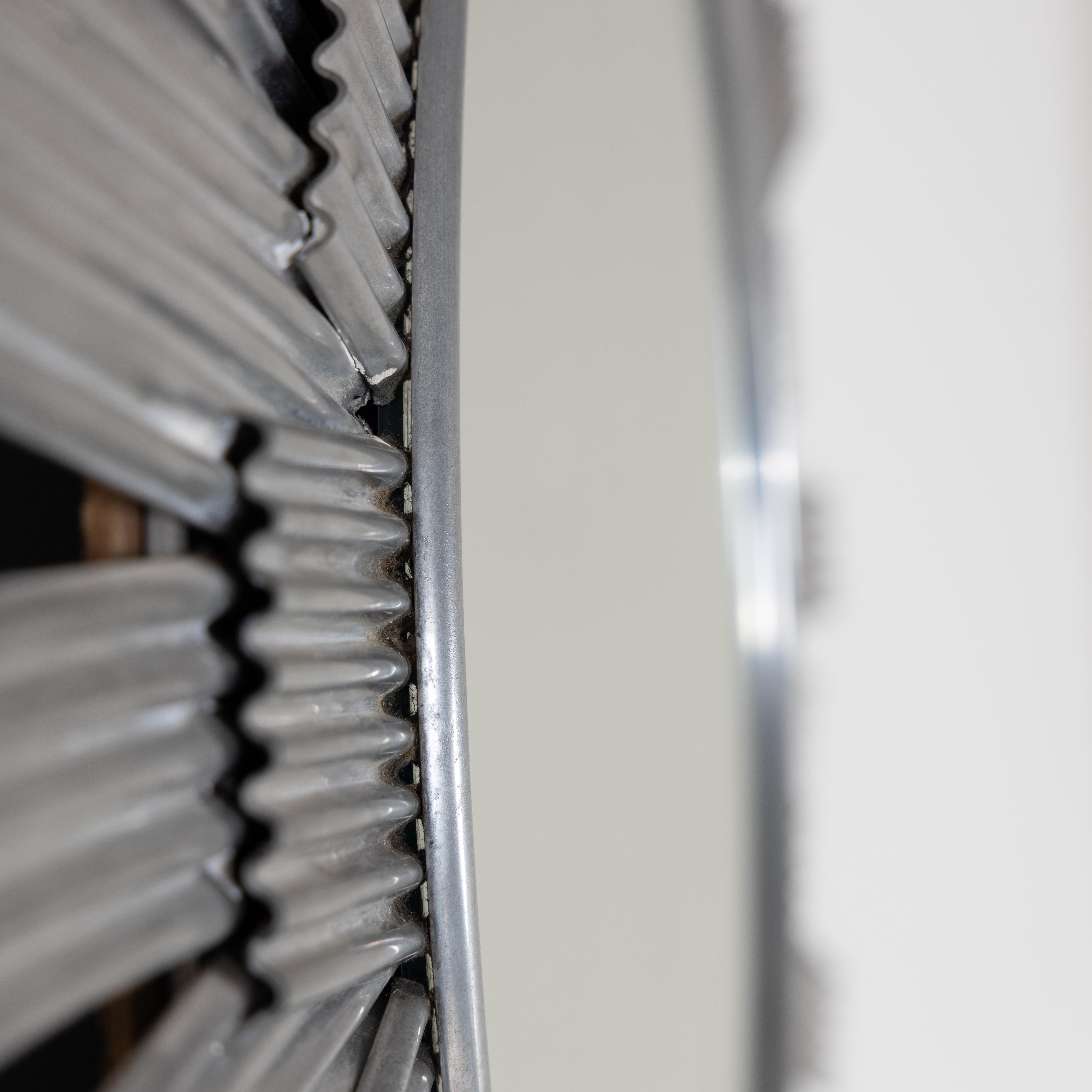 Miroir mural en tôle d'aluminium façonnée, produit par Bottega Gadda. en vente 1