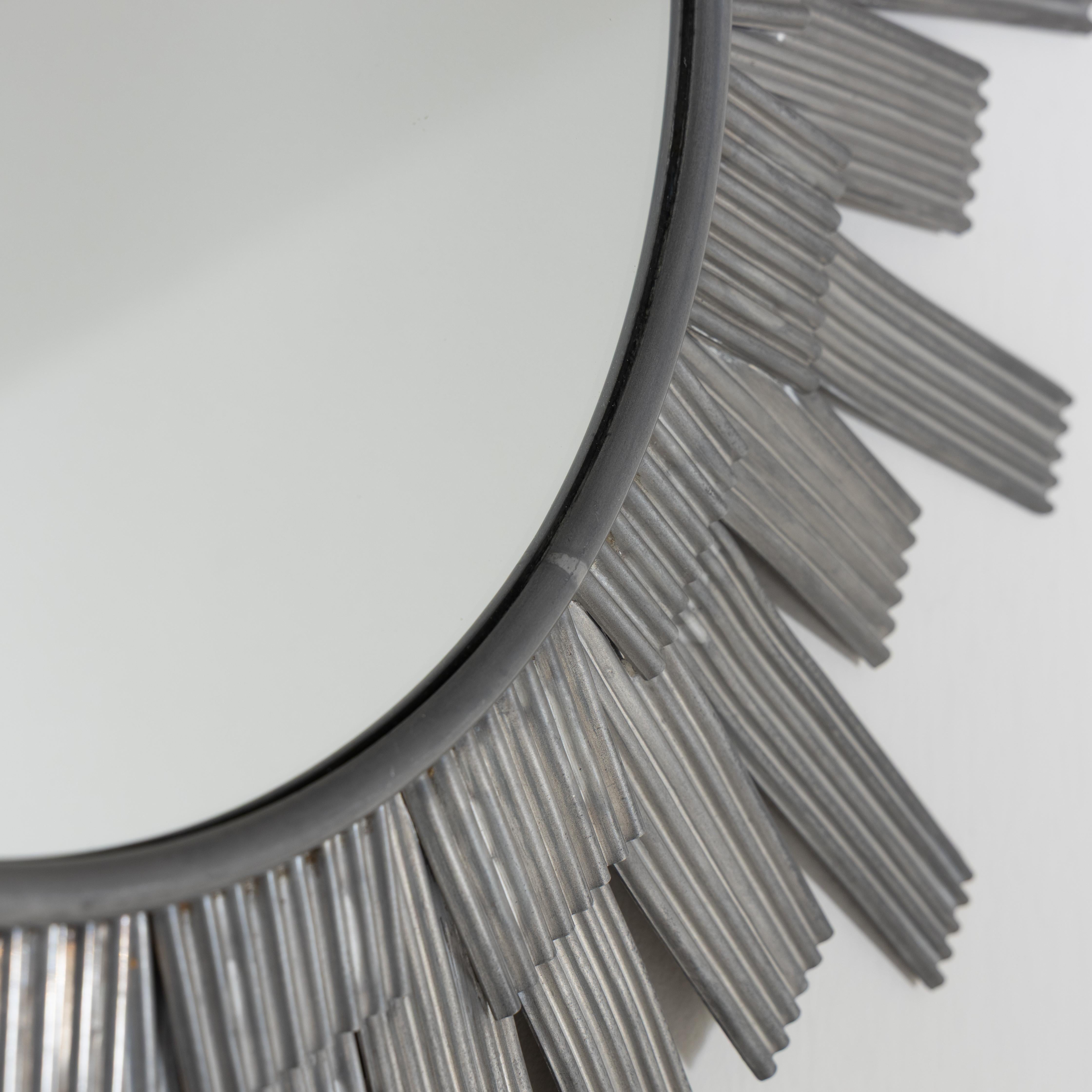 Miroir mural en tôle d'aluminium façonnée, produit par Bottega Gadda. en vente 2