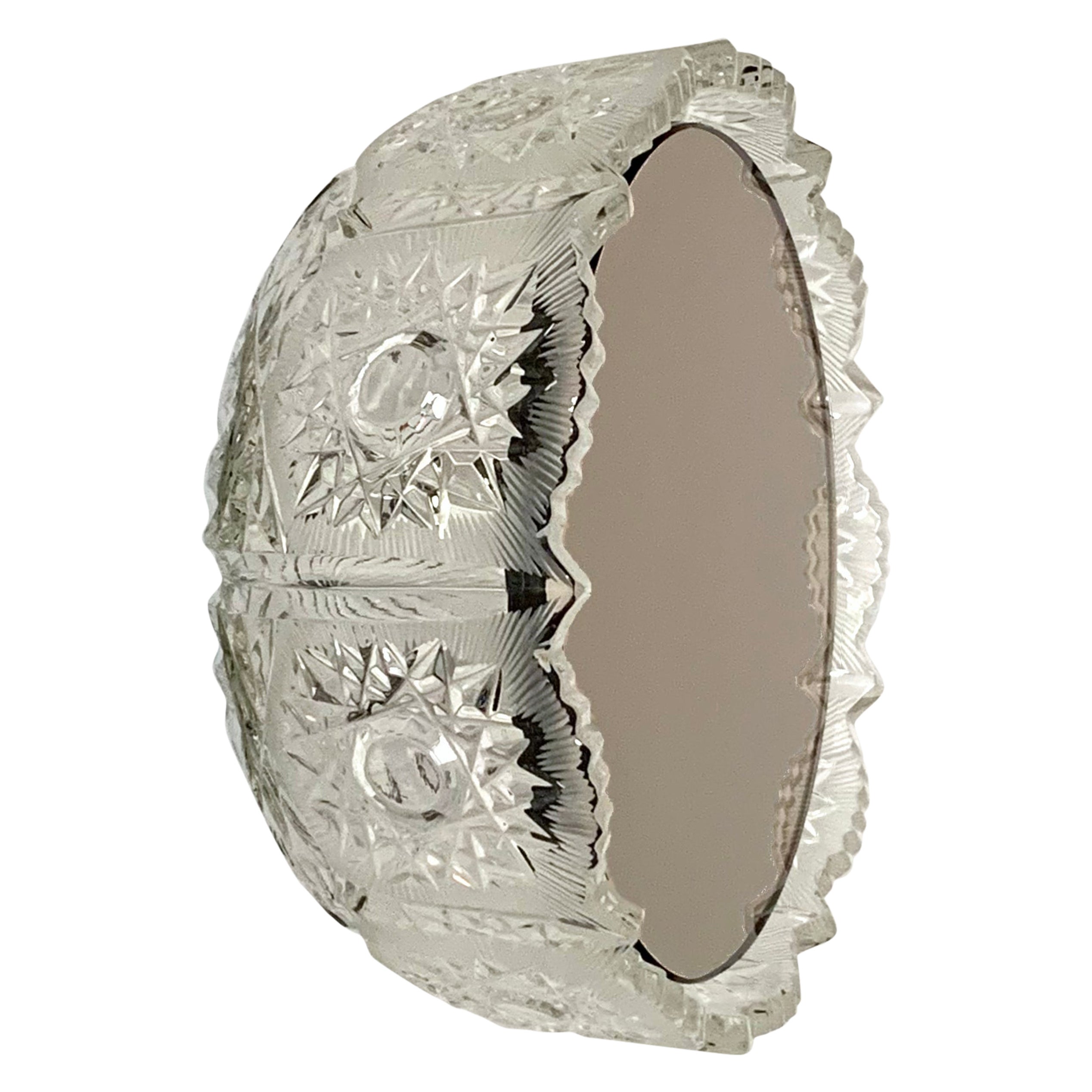 Petit miroir mural (nombreux modèles disponibles : différentes formes, tailles et couleurs). 

Fabriqué à partir de bols en verre vintage. Construction spécialement conçue et adaptée. Les bols en verre sont directement fixés au mur, les miroirs sont