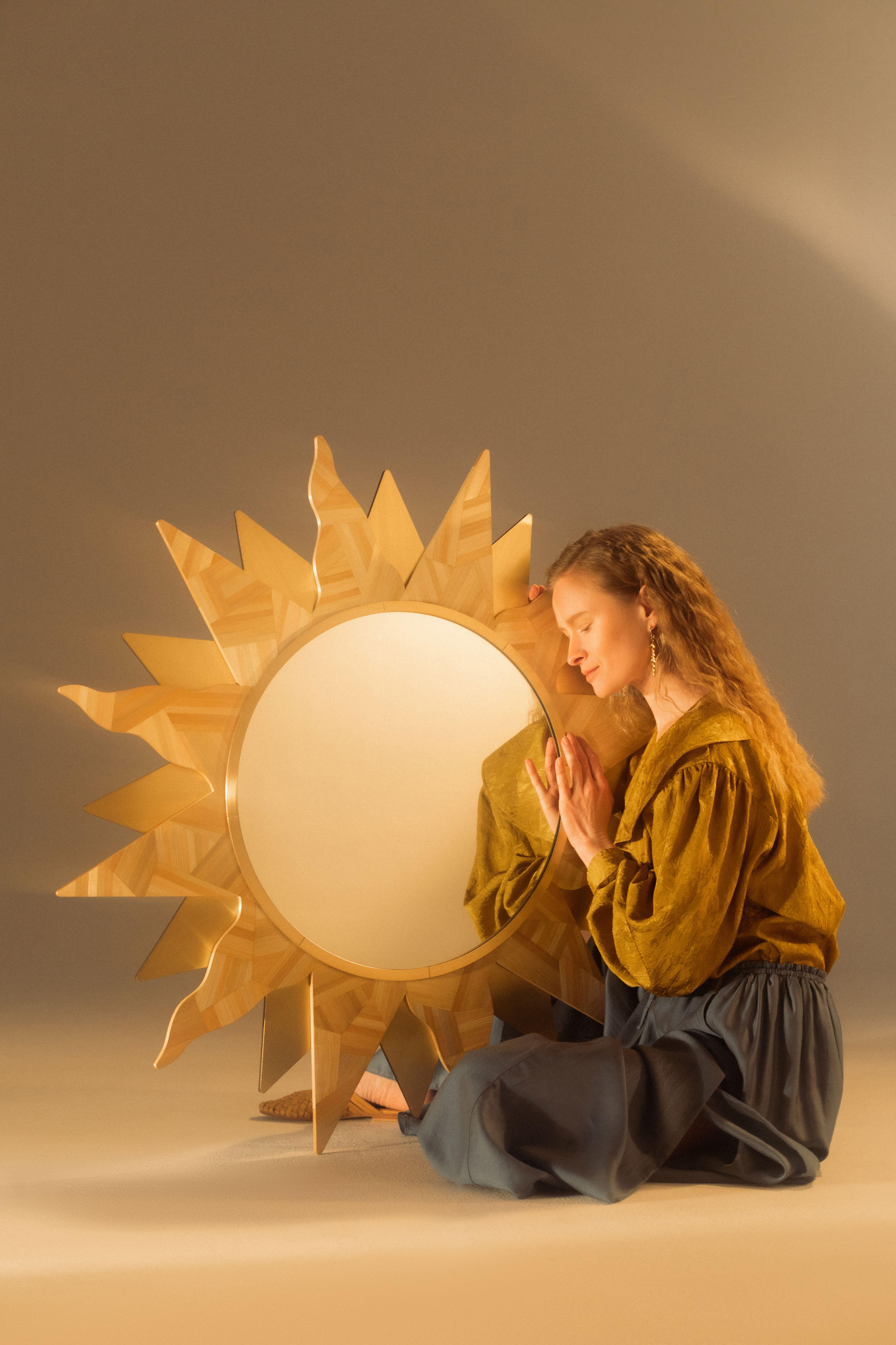 XXIe siècle et contemporain Miroir mural en marqueterie de paille incrustée Sun Straw, pièce de collection et laiton artisanal en vente