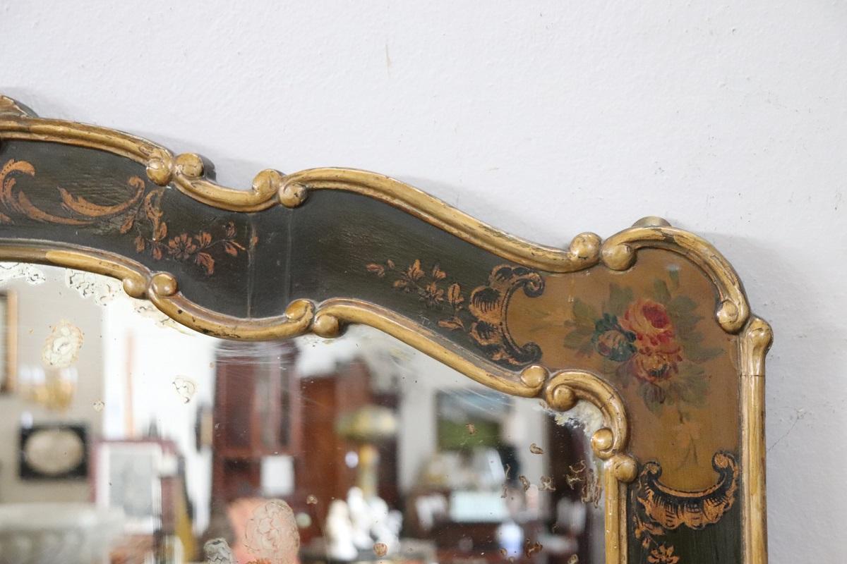 Baroque Miroir mural de style baroque vénitien avec cadre en bois laqué en vente