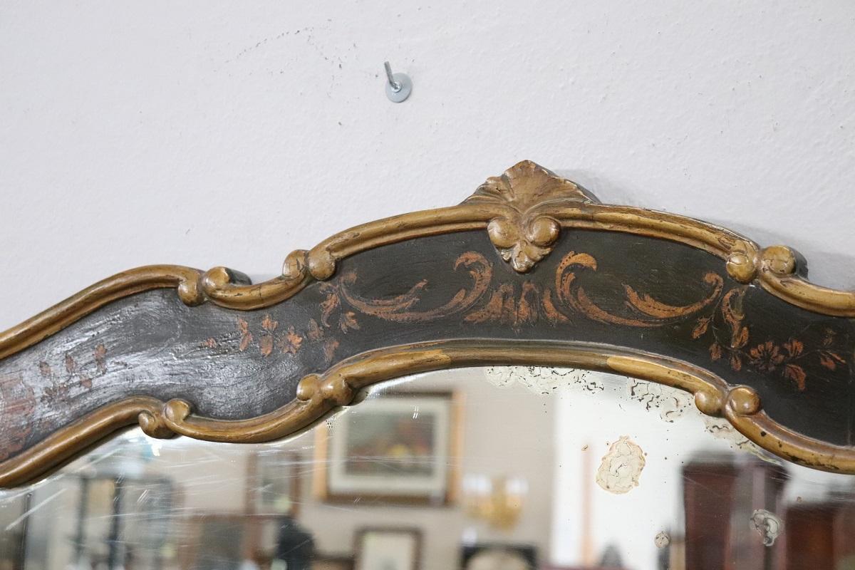 italien Miroir mural de style baroque vénitien avec cadre en bois laqué en vente