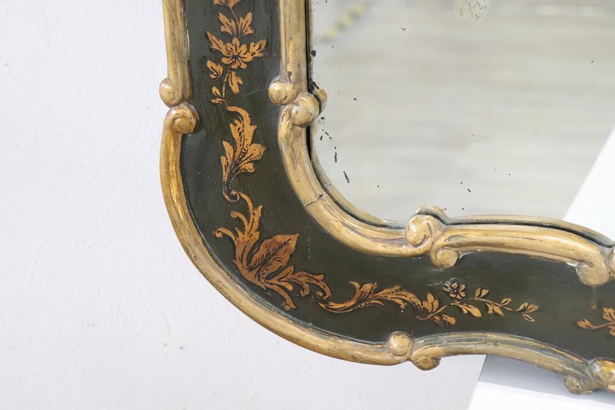 Fin du 20e siècle Miroir mural de style baroque vénitien avec cadre en bois laqué en vente