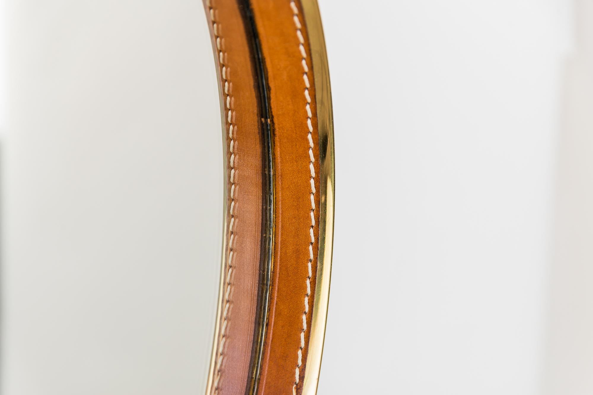 Metà XX secolo Specchio da parete con pelle, anni '50 circa in vendita