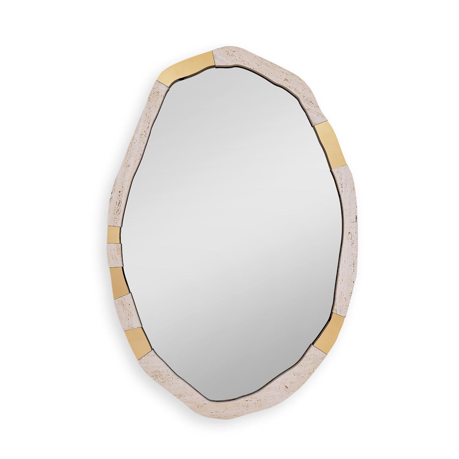 Ce miroir capture un moment éthéré d'alignement, une fraction de temps où le soleil brille le plus fort et le plus longtemps. La pierre est comme la terre, dans un état d'immobilité, embrassant le miroir et les détails métalliques, comme de chauds