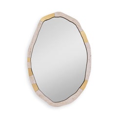 Specchio da parete con cornice in travertino e dettagli in metallo