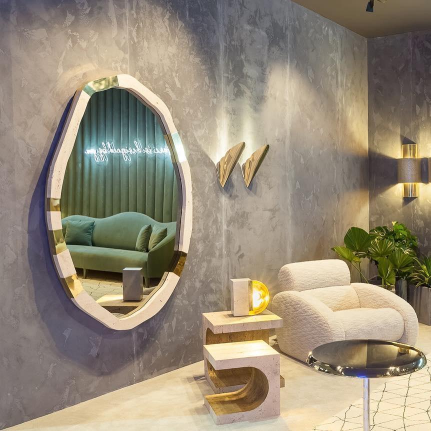Fait main Miroir mural avec cadre en pierre de travertin et détails métalliques en vente