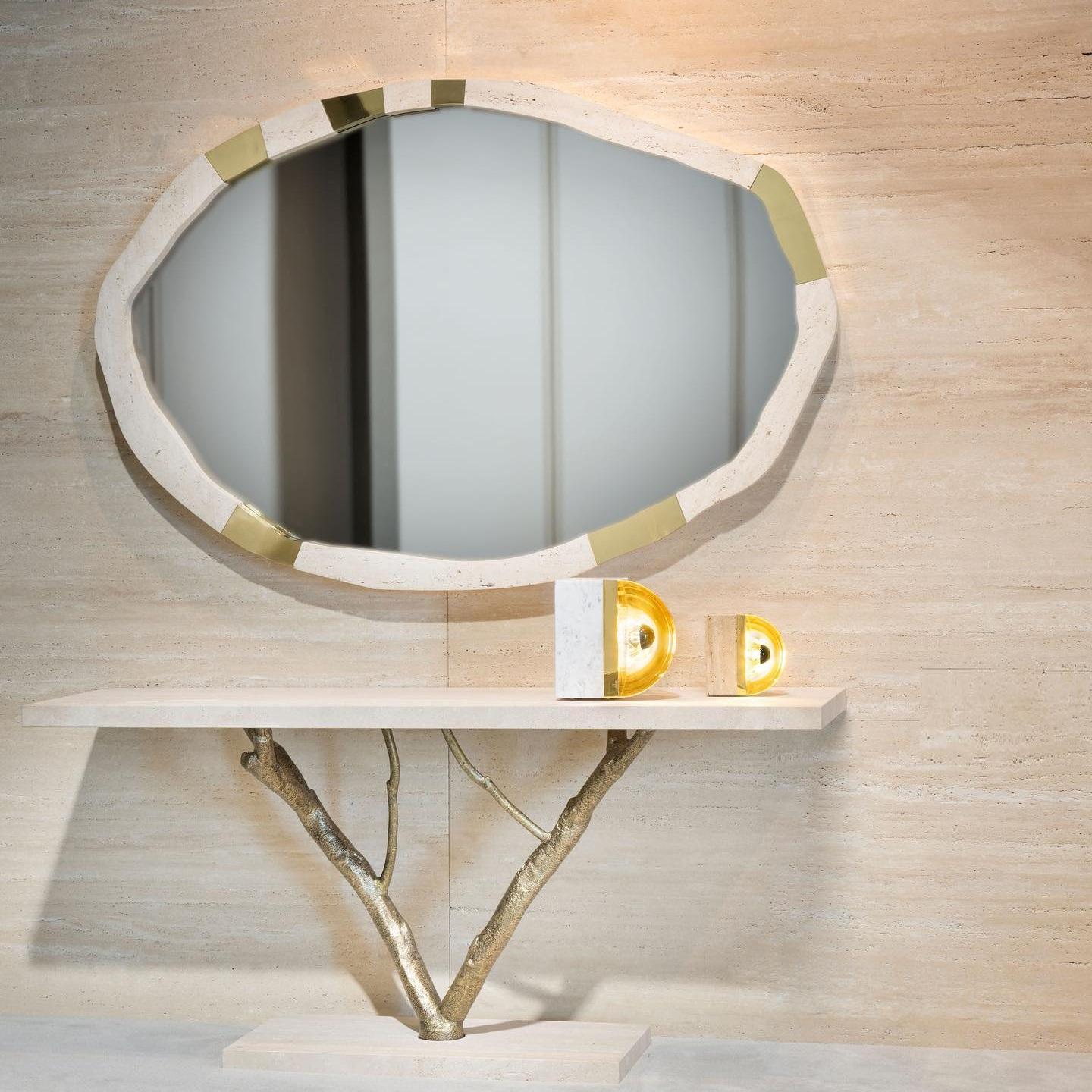 Miroir mural avec cadre en pierre de travertin et détails métalliques en vente 1