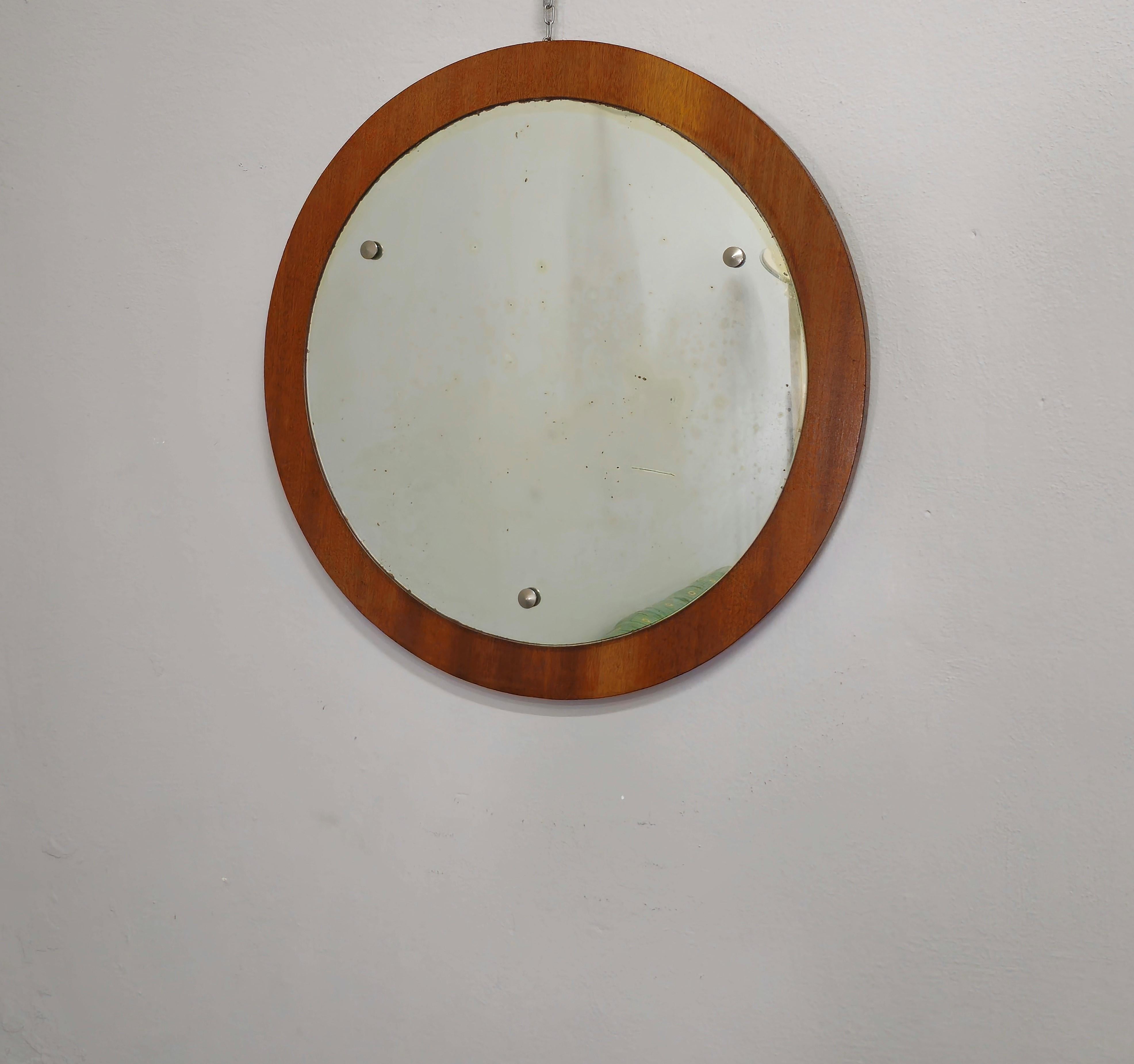 20ième siècle Miroir mural en bois de forme ronde en aluminium, design italien moderne du milieu du siècle dernier, années 1960 en vente