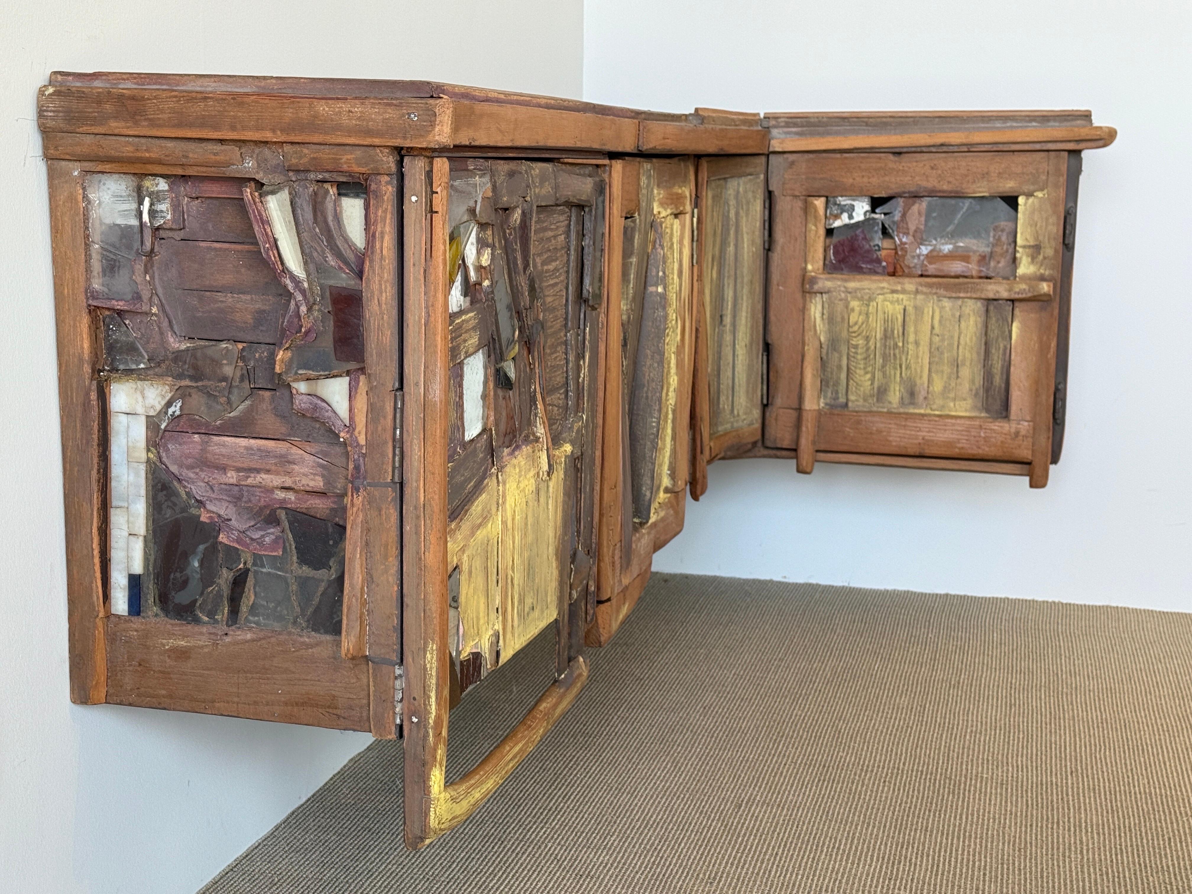 Legno Armadietto angolare da parete di Smokey Tunis in vendita