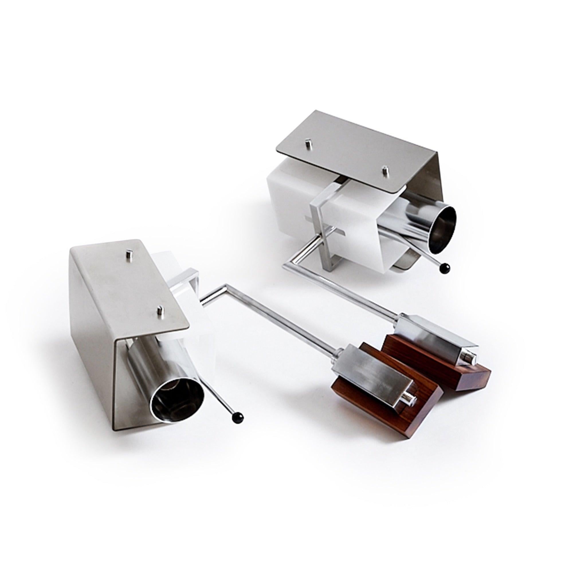 Una extraordinaria lámpara de pared multidireccional, hecha a medida, de latón macizo con plexiglás pivotante.