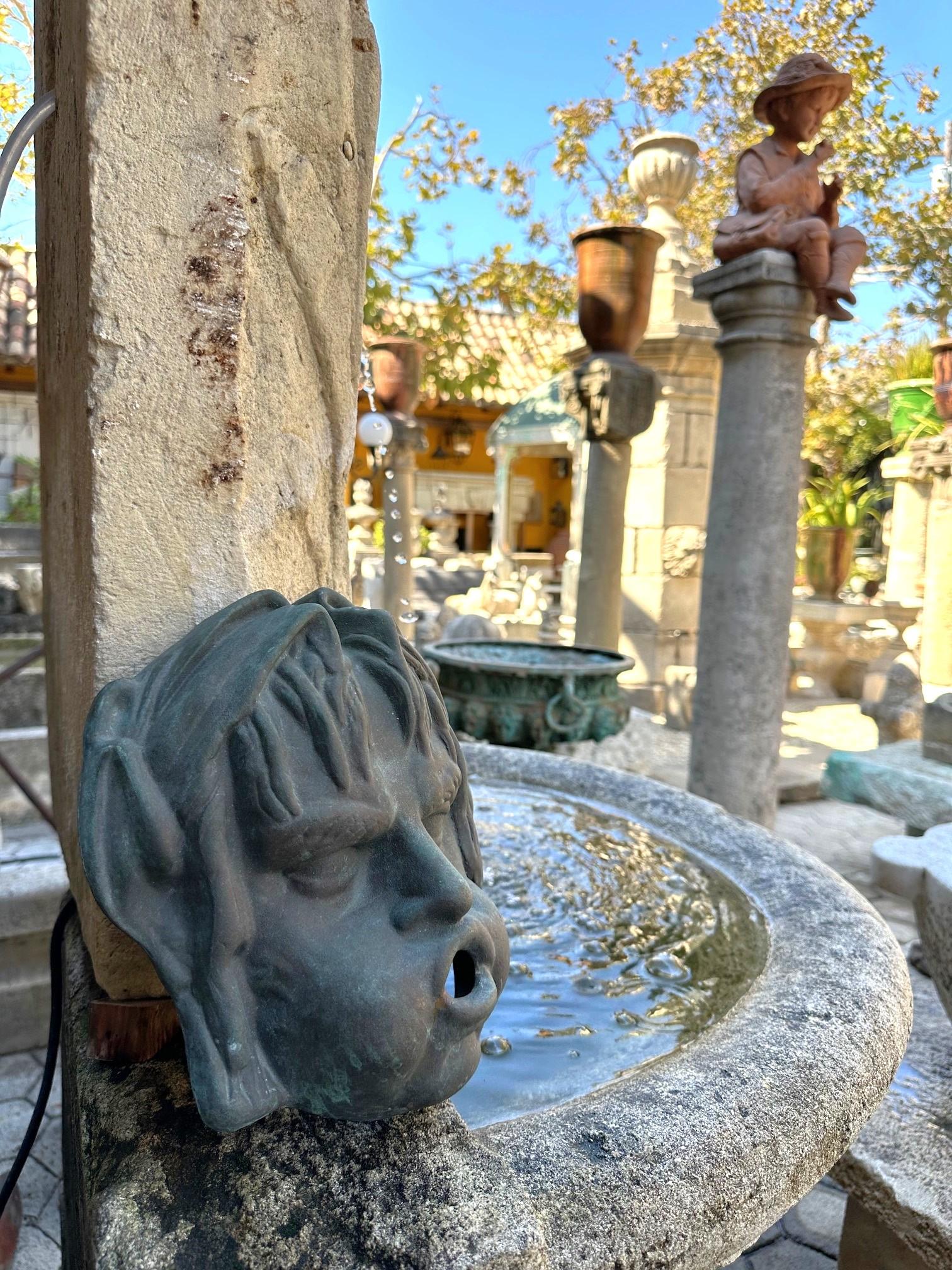 Fuente de pared con caño Cabeza de niña de bronce fundido Elemento decorativo de agua Antigüedades CA en venta 4