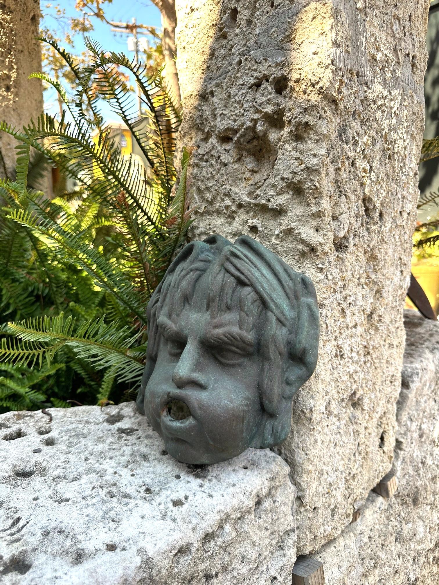Fuente de pared con caño Cabeza de niña de bronce fundido Elemento decorativo de agua Antigüedades CA en venta 5
