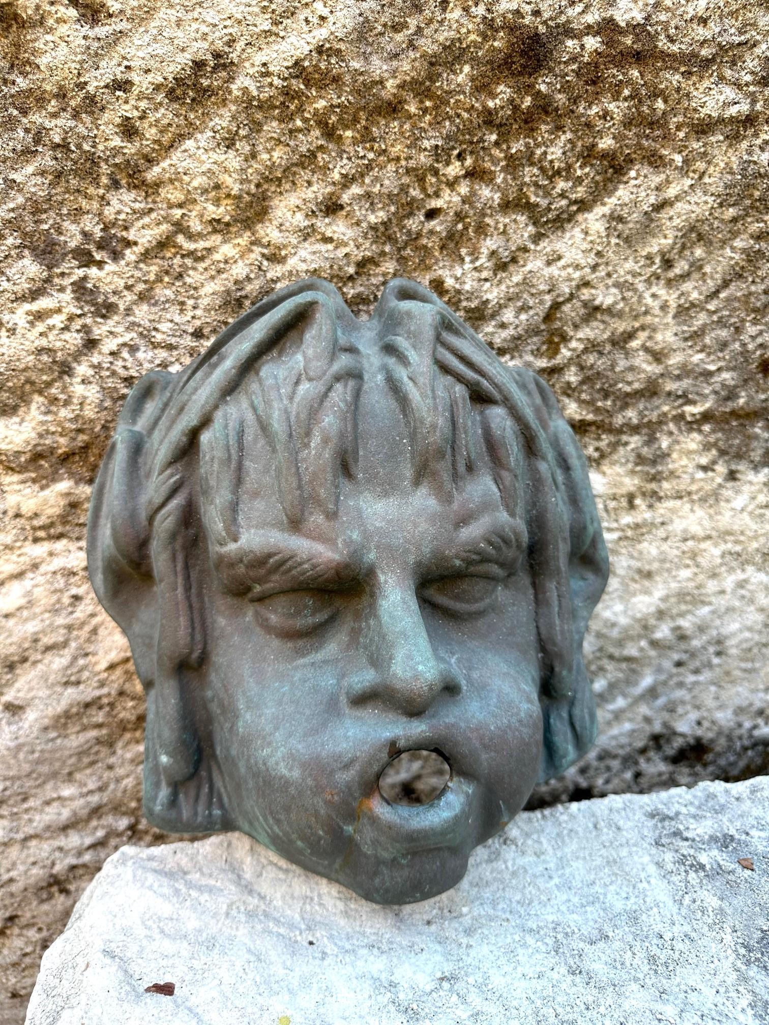 Fuente de pared con caño Cabeza de niña de bronce fundido Elemento decorativo de agua Antigüedades CA en venta 6