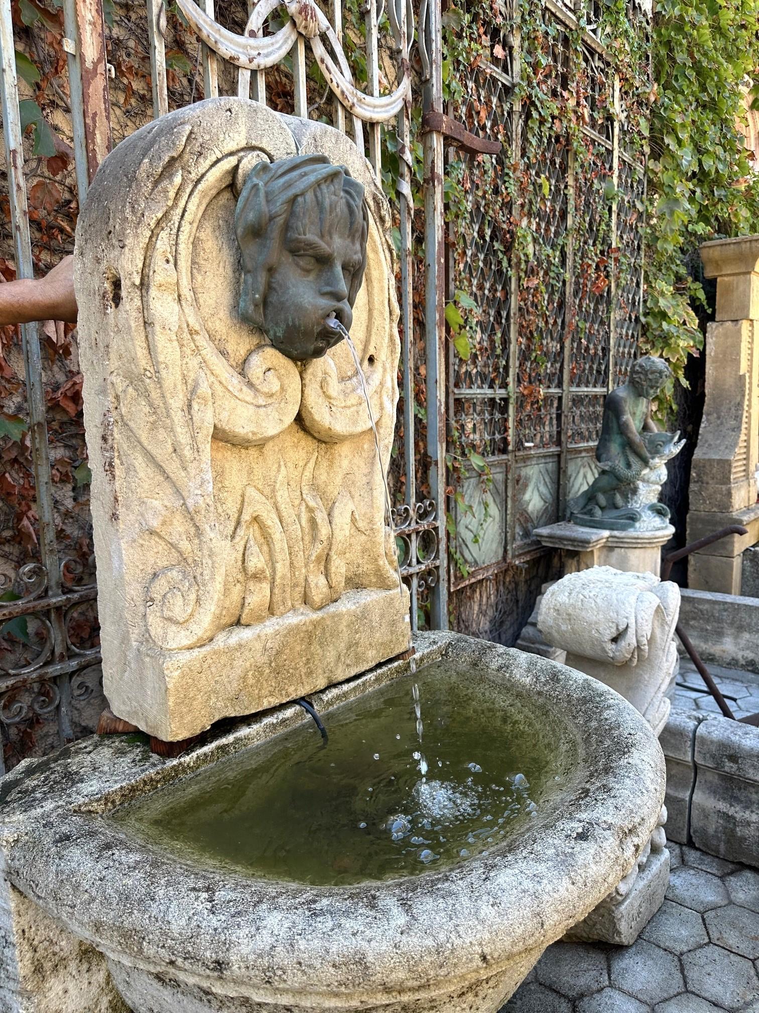 Fuente de pared con caño Cabeza de niña de bronce fundido Elemento decorativo de agua Antigüedades CA . Una hermosa cabeza de fuente de fundición artesanal de una niña . Se puede instalar como un simple surtidor de agua montado contra la pared ,