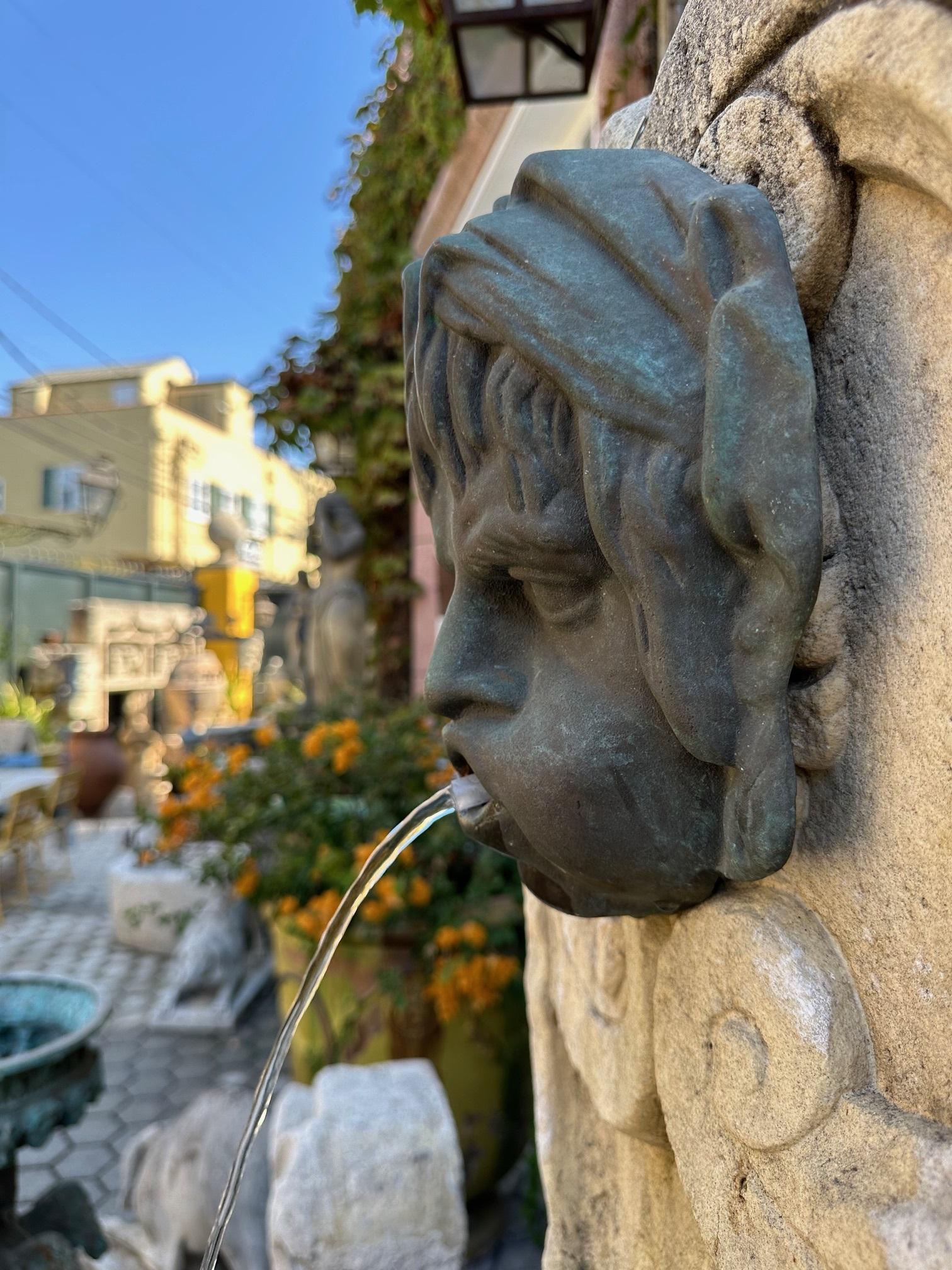 Fuente de pared con caño Cabeza de niña de bronce fundido Elemento decorativo de agua Antigüedades CA finales del siglo XX en venta