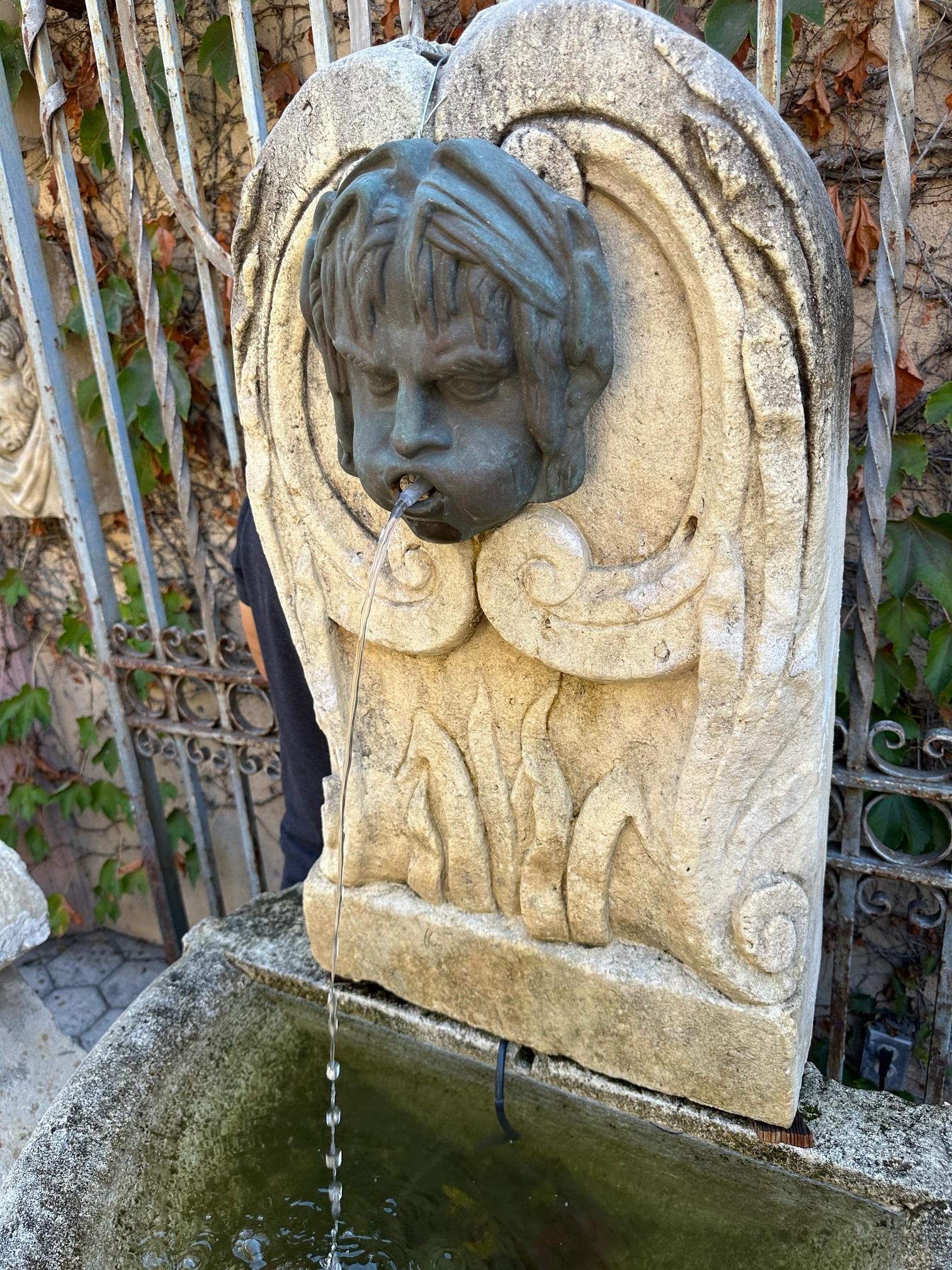 Fuente de pared con caño Cabeza de niña de bronce fundido Elemento decorativo de agua Antigüedades CA en venta 1