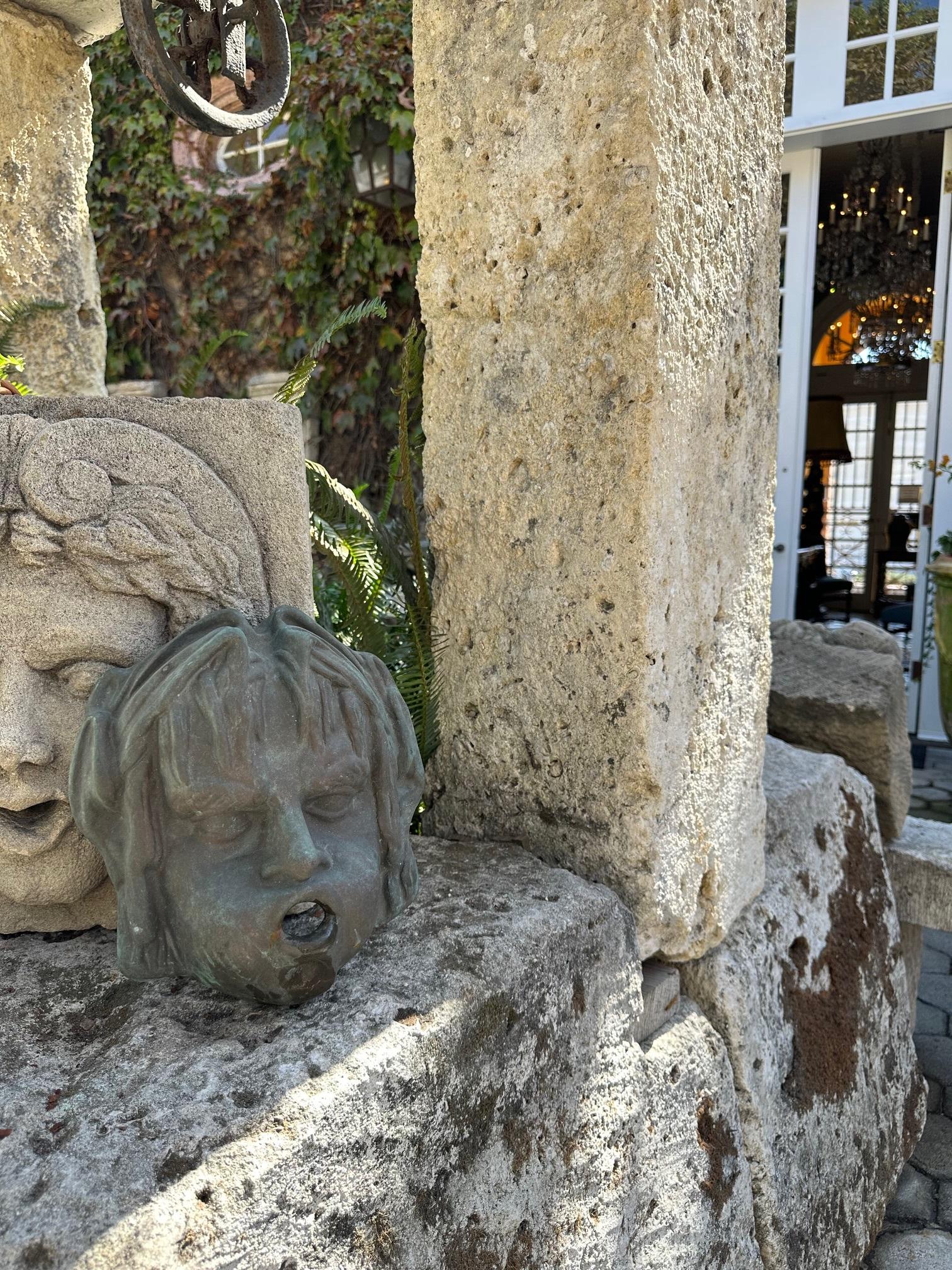 Fuente de pared con caño Cabeza de niña de bronce fundido Elemento decorativo de agua Antigüedades CA en venta 2