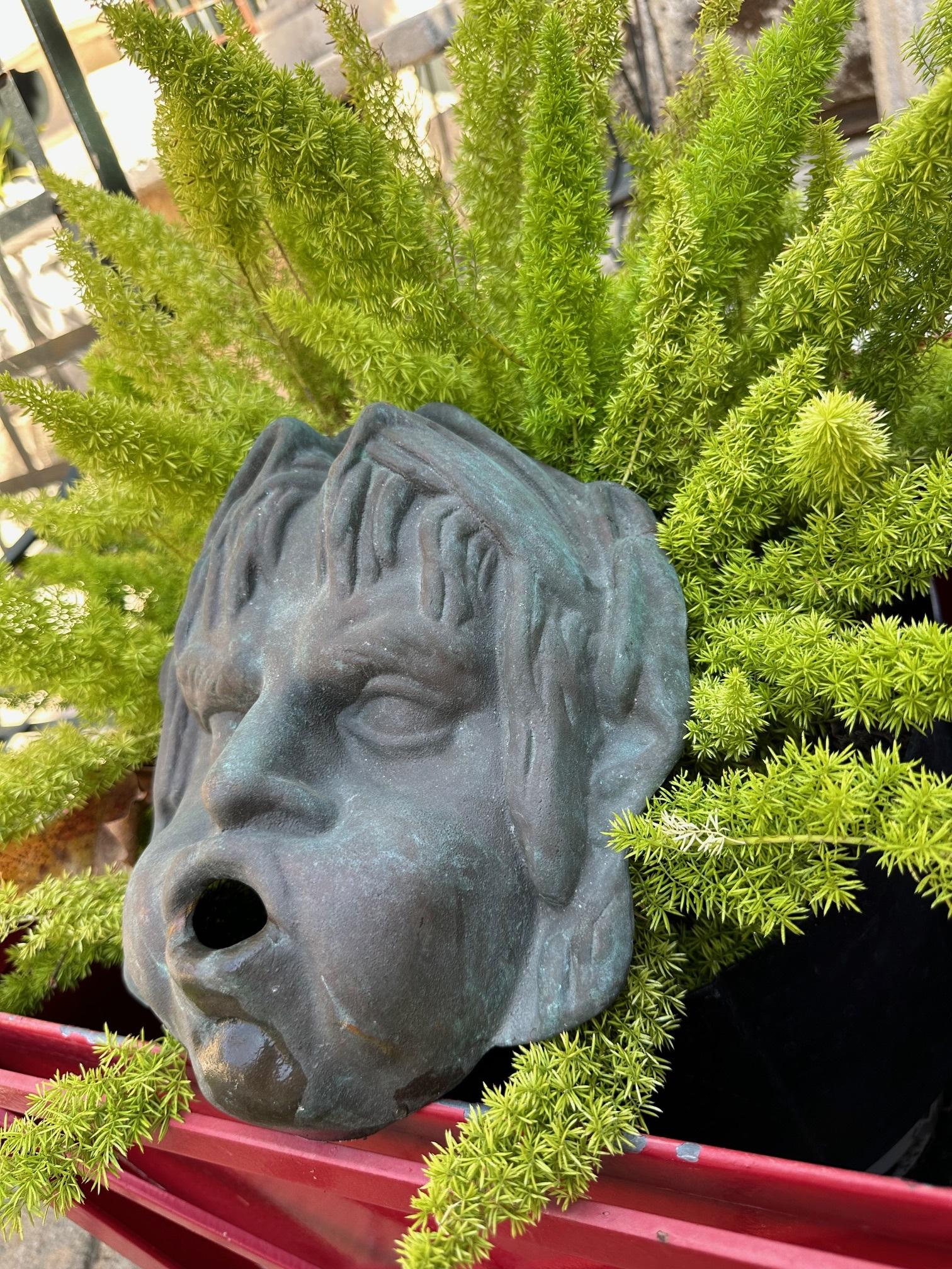 Fuente de pared con caño Cabeza de niña de bronce fundido Elemento decorativo de agua Antigüedades CA en venta 3