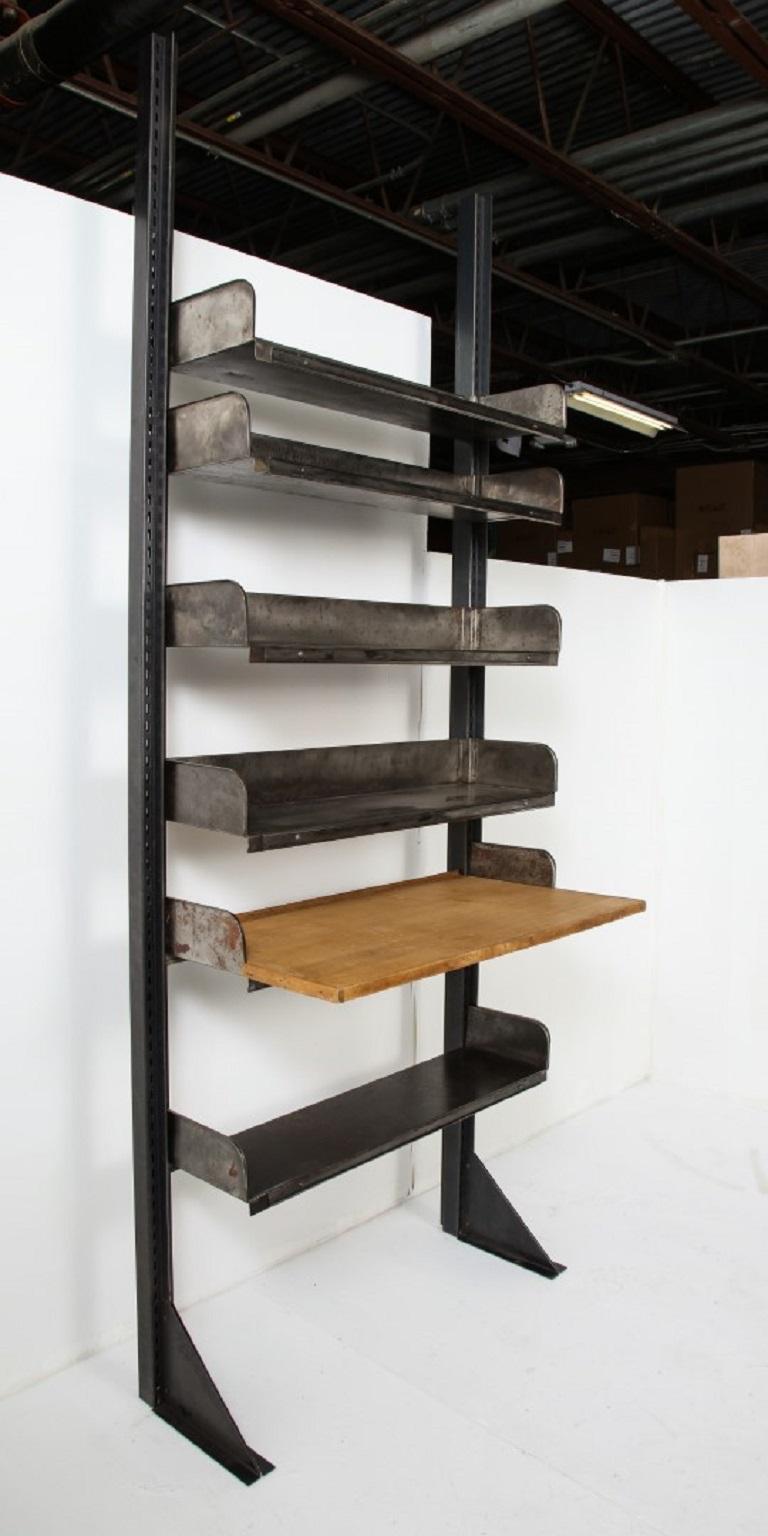 Système d'étagères industrielles françaises en fer du milieu du siècle dernier avec bureau en bois en vente 1