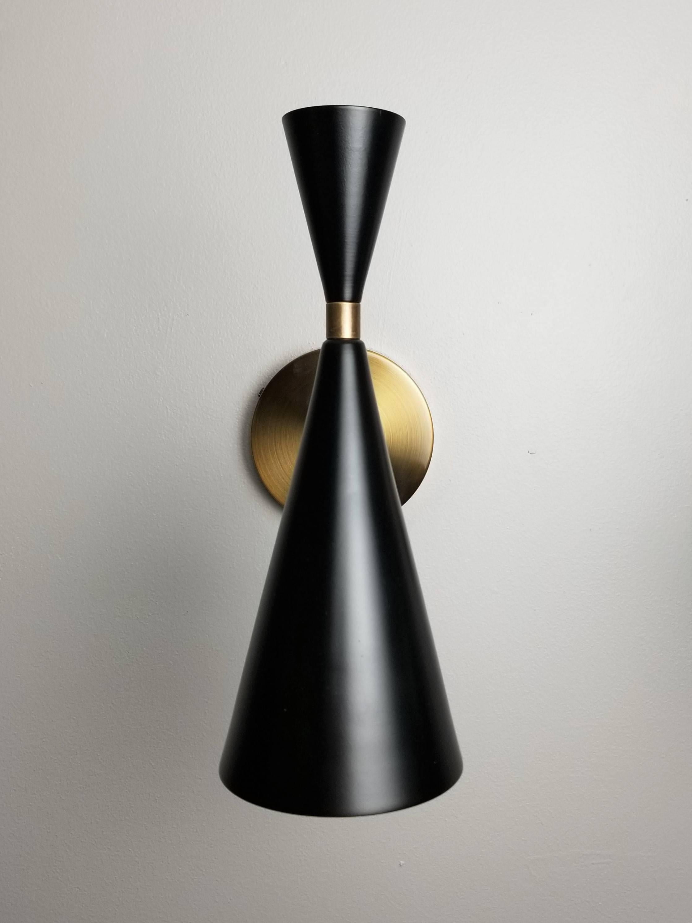 Américain Applique murale Monolith en bronze + émail noir, éclairage bleu imprimé NYC