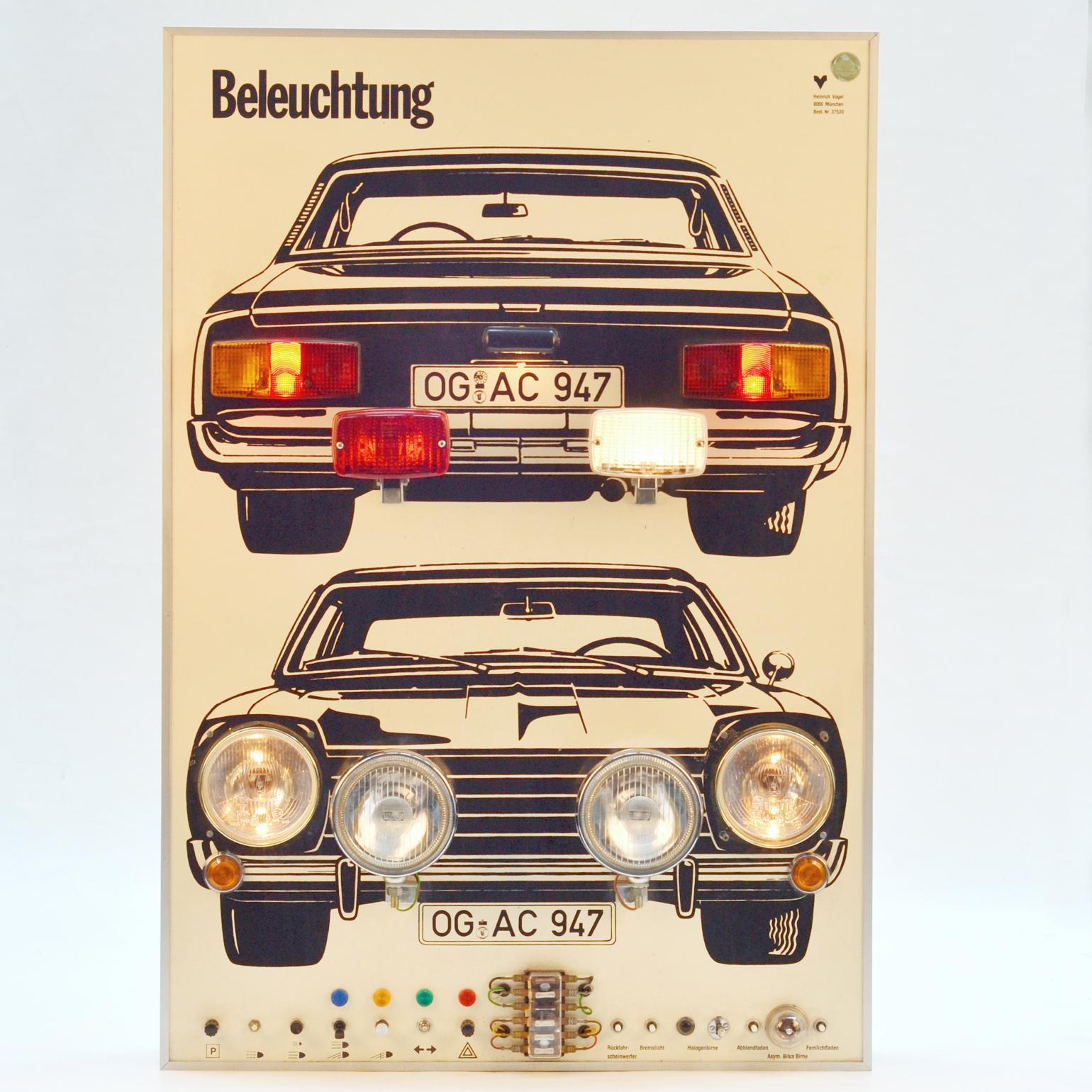 Das an der Wand befestigte Kunstwerk aus den 1970er Jahren zeigt Fahranweisungen für die Verwendung von Autoscheinwerfern. Mit der manuellen Anweisungstafel an der Unterseite können Sie die verschiedenen Autolichter einschalten und die Funktion der