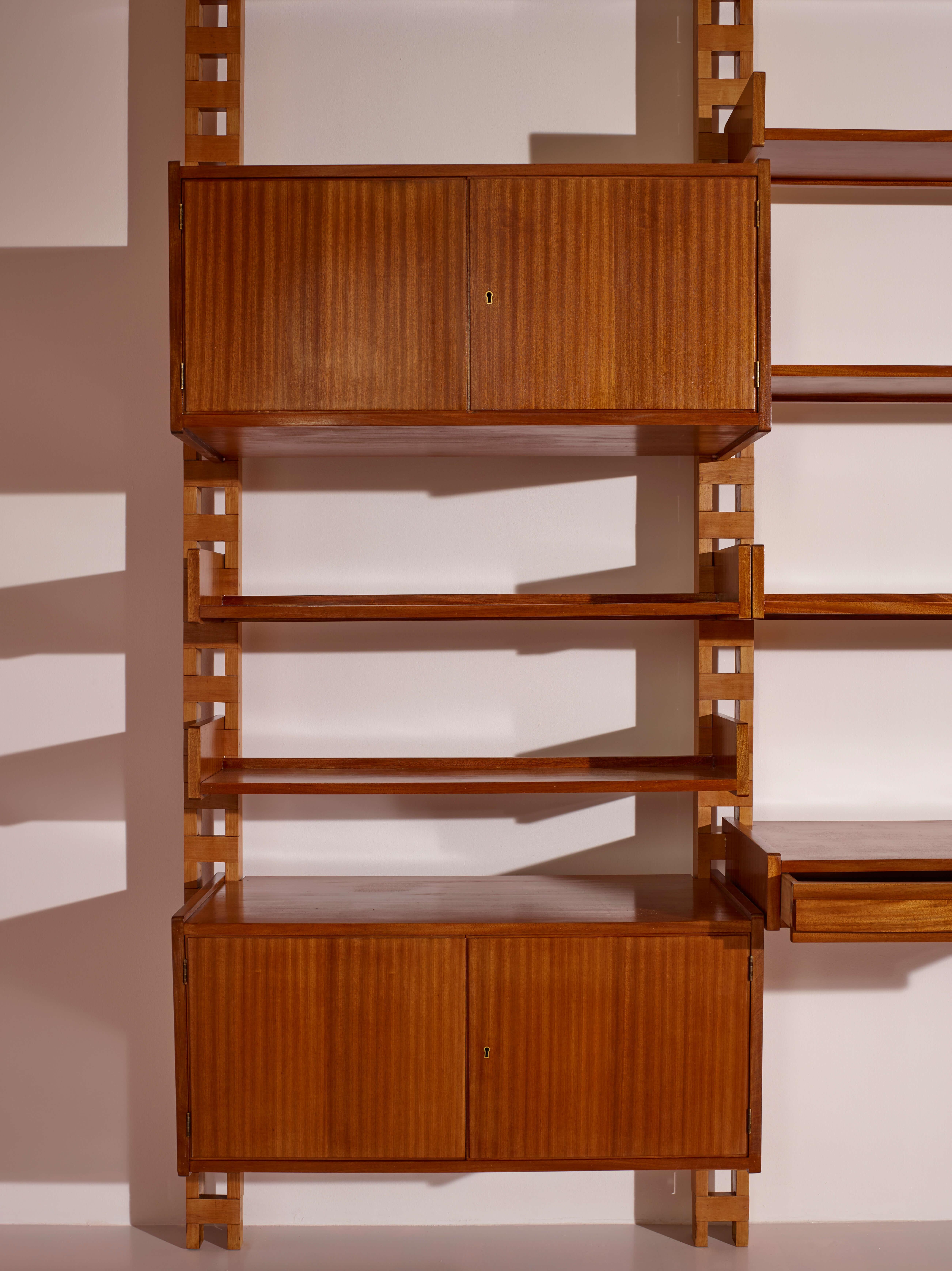 Librería mural con montantes y módulos de madera, Italia, años 50 3