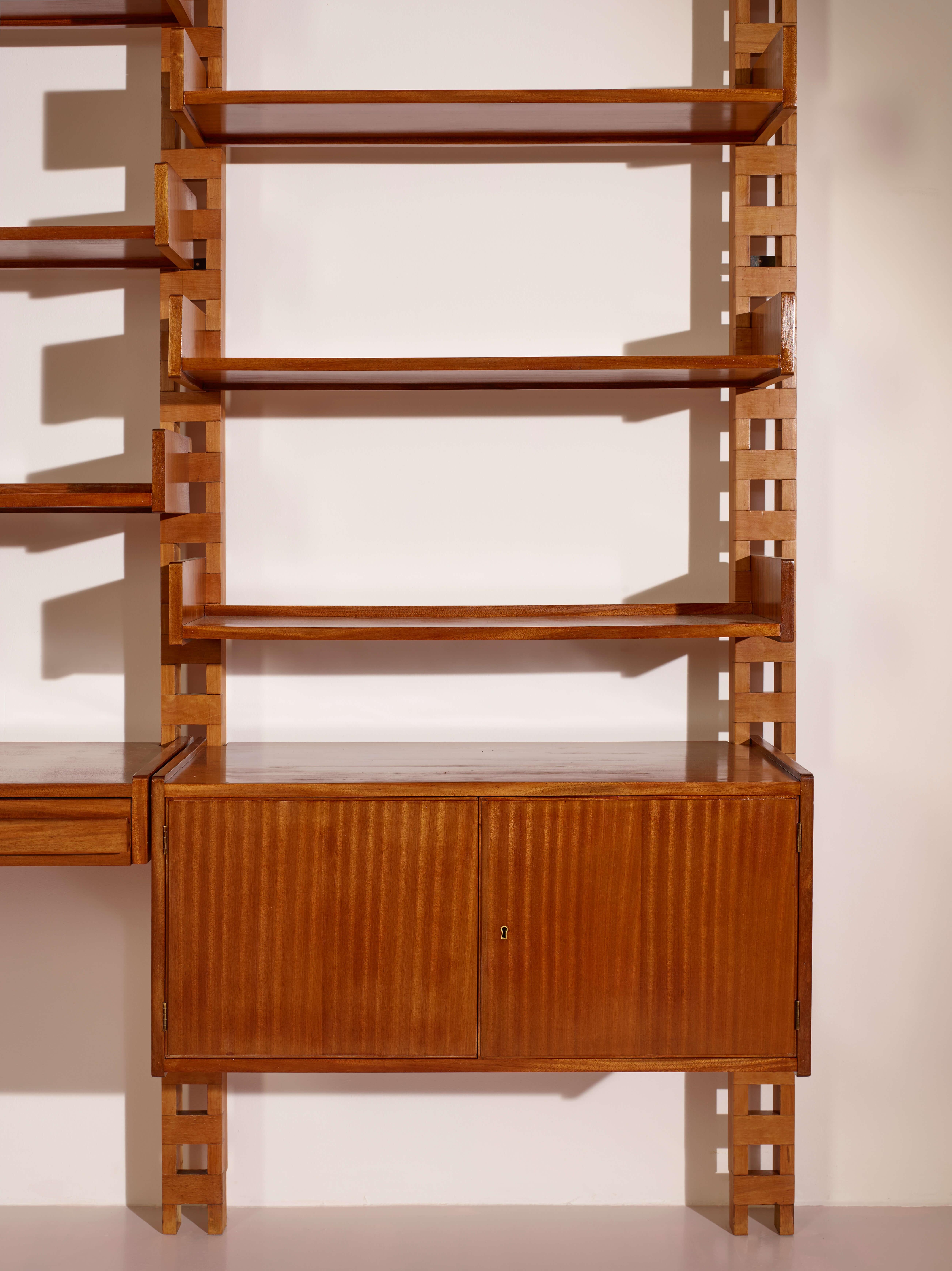 Librería mural con montantes y módulos de madera, Italia, años 50 6