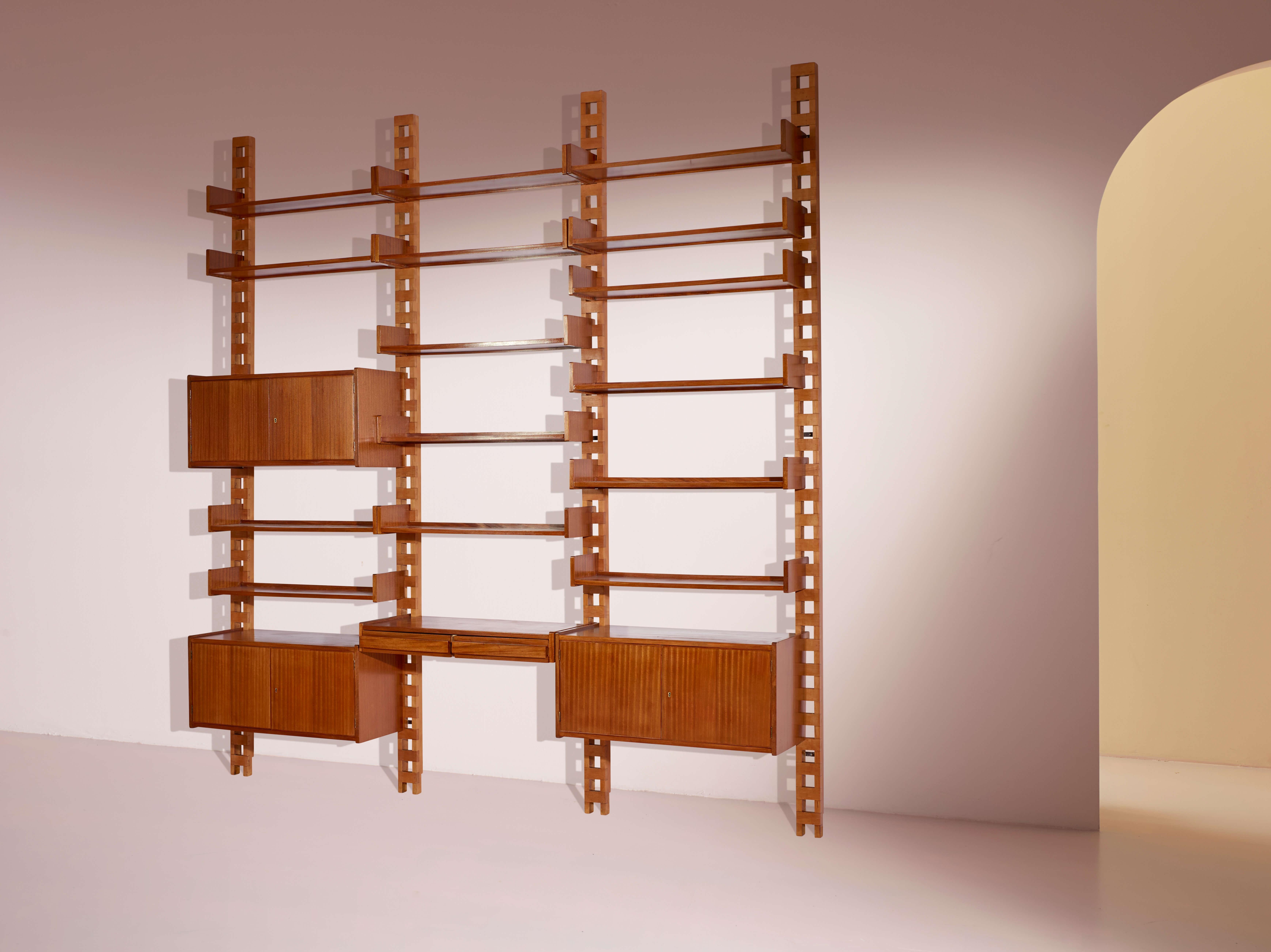 Preciosa librería mural con montantes y módulos de madera, artesanía italiana, años 50.

Este mueble de pared resalta la belleza natural de la madera, con sus característicos montantes y componentes fabricados enteramente con elementos de madera