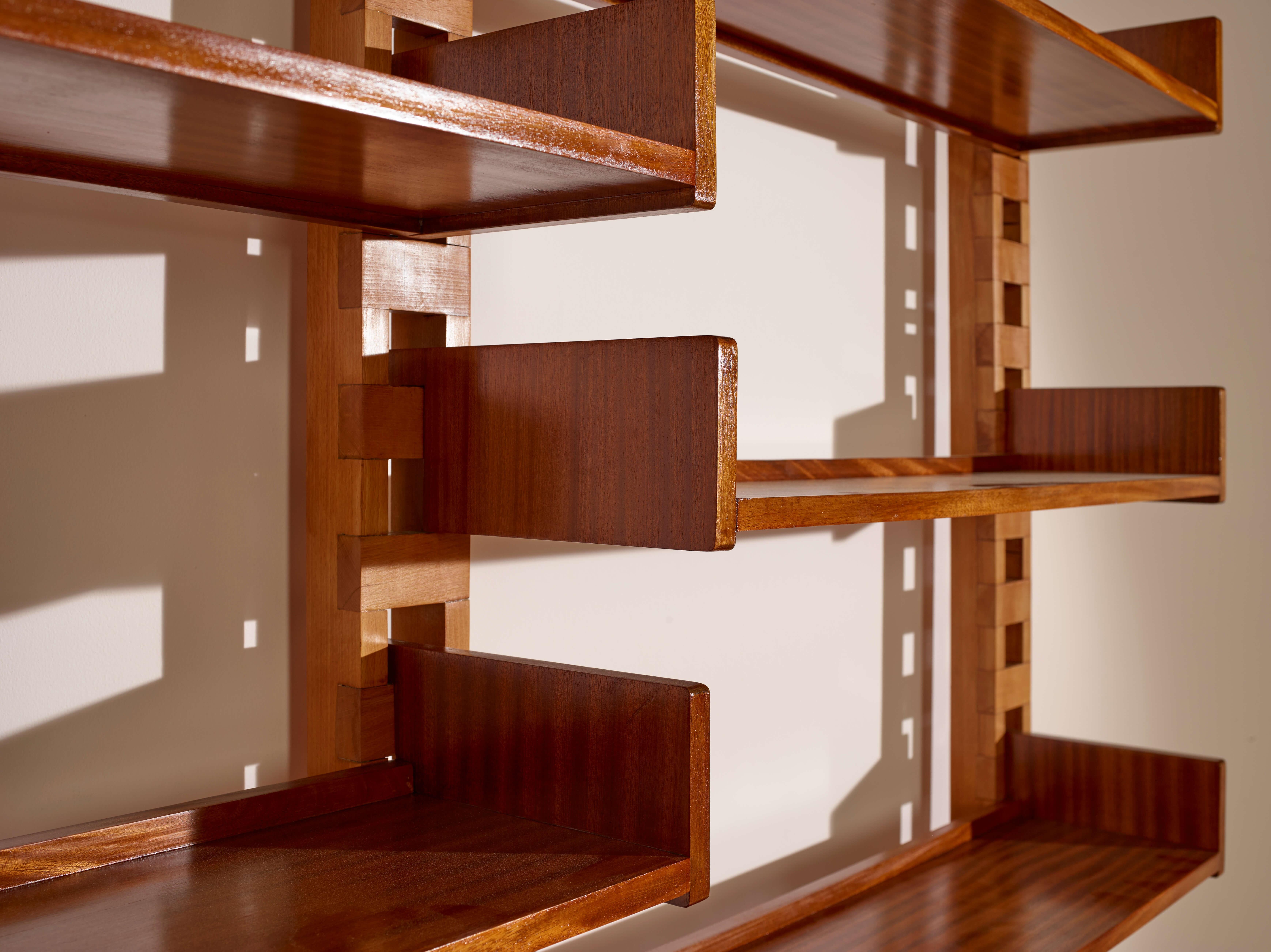 Librería mural con montantes y módulos de madera, Italia, años 50 Italiano