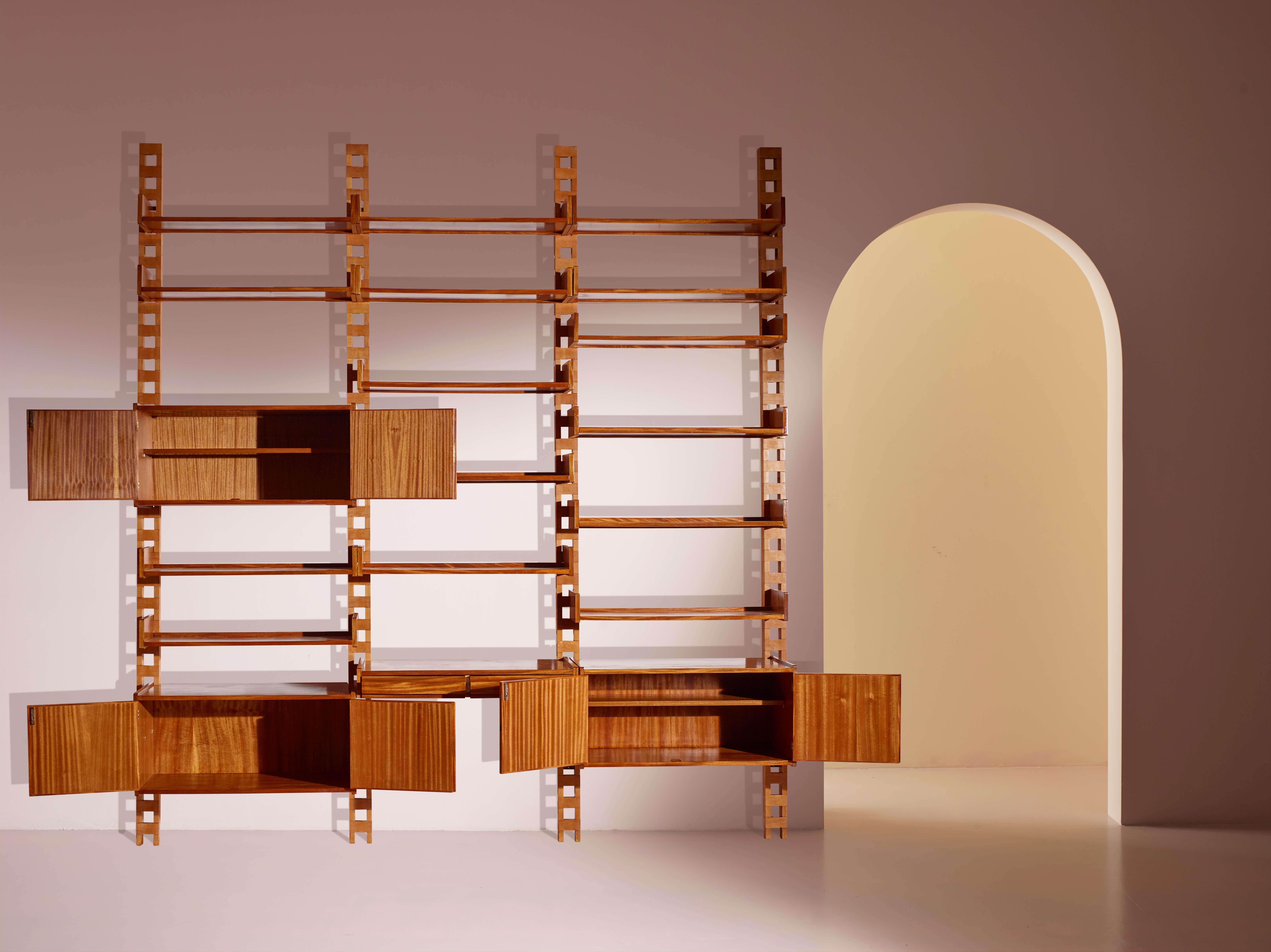 Librería mural con montantes y módulos de madera, Italia, años 50 mediados del siglo XX