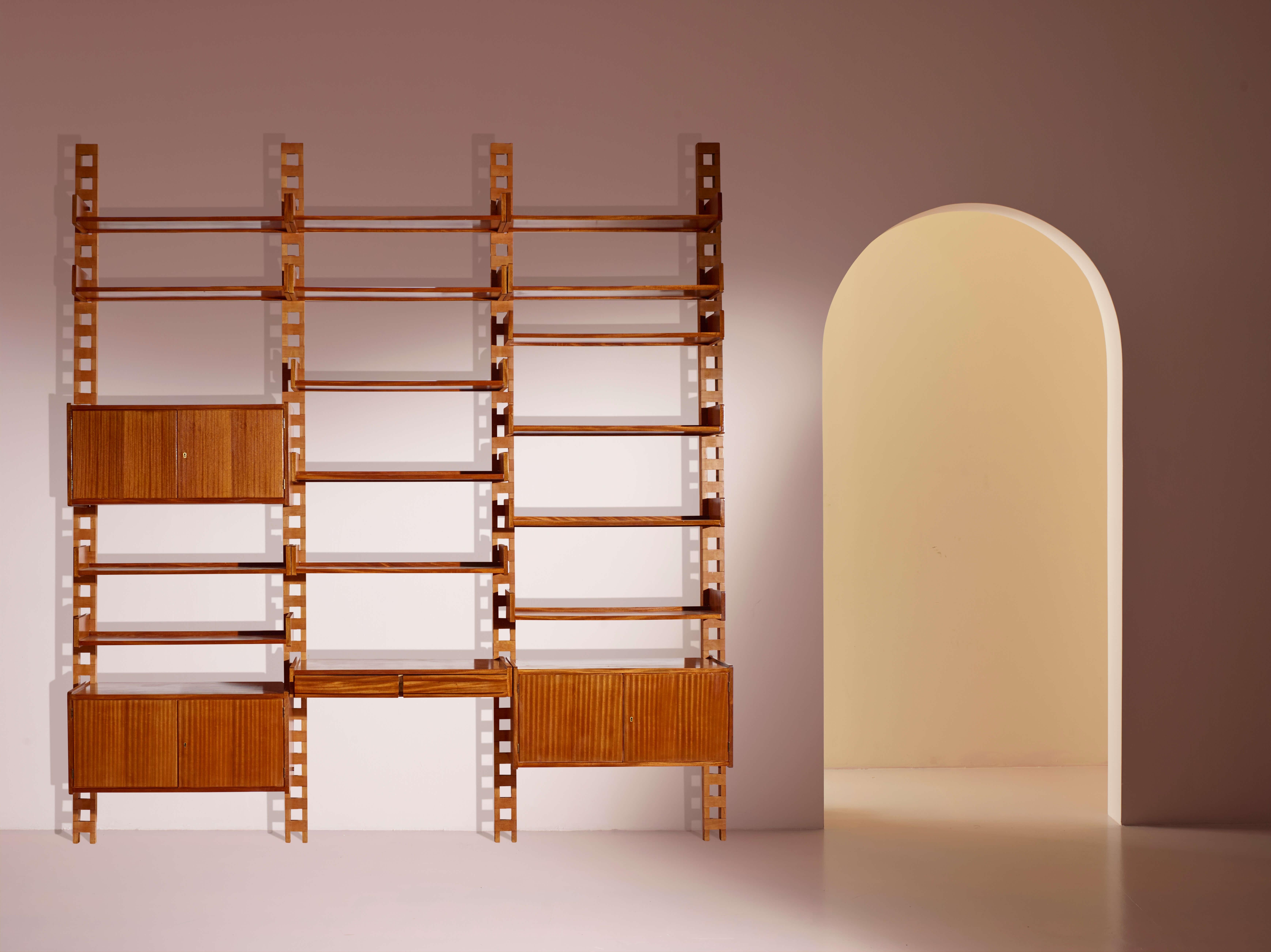 Librería mural con montantes y módulos de madera, Italia, años 50 Ceniza