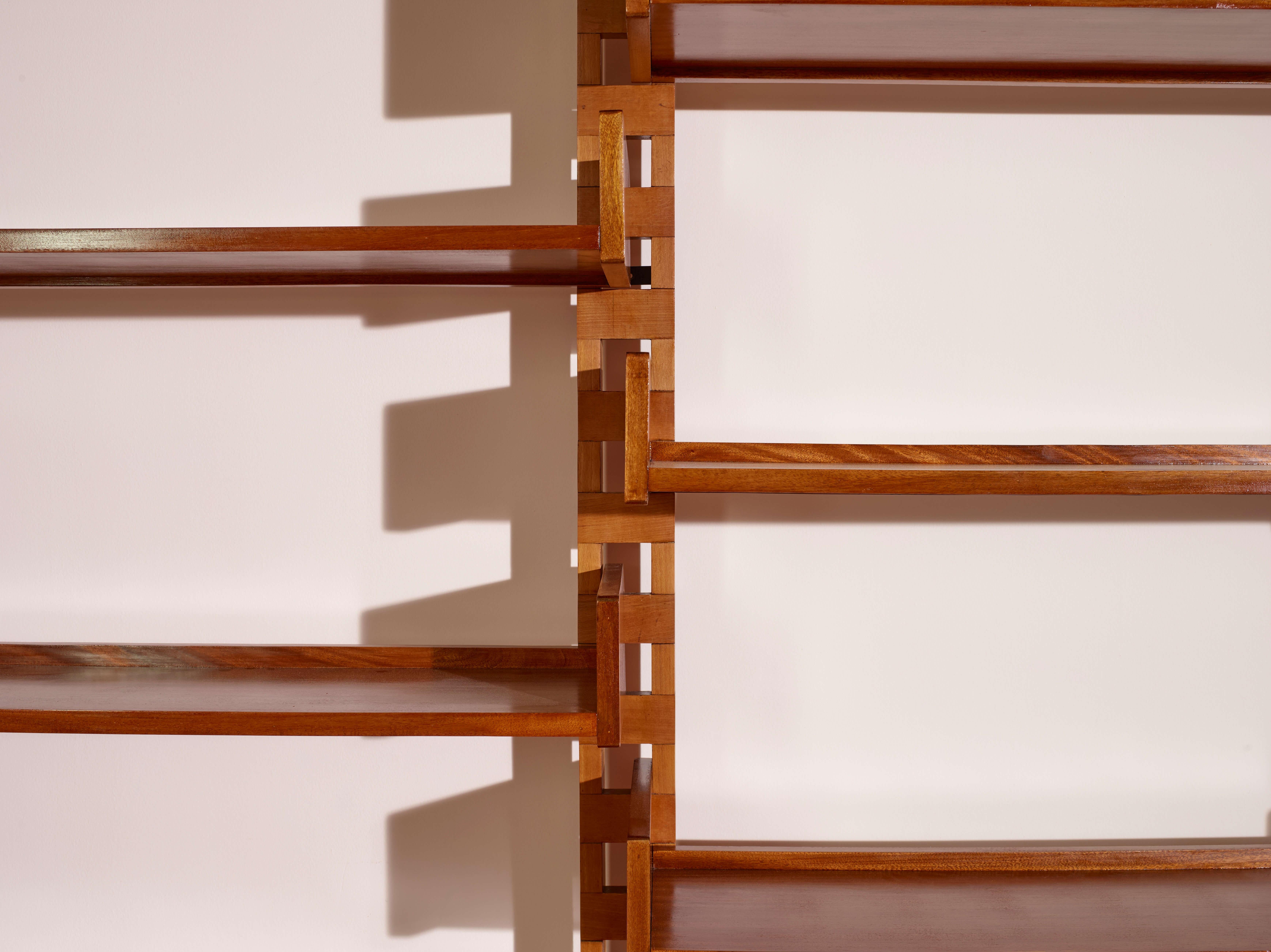 Librería mural con montantes y módulos de madera, Italia, años 50 1