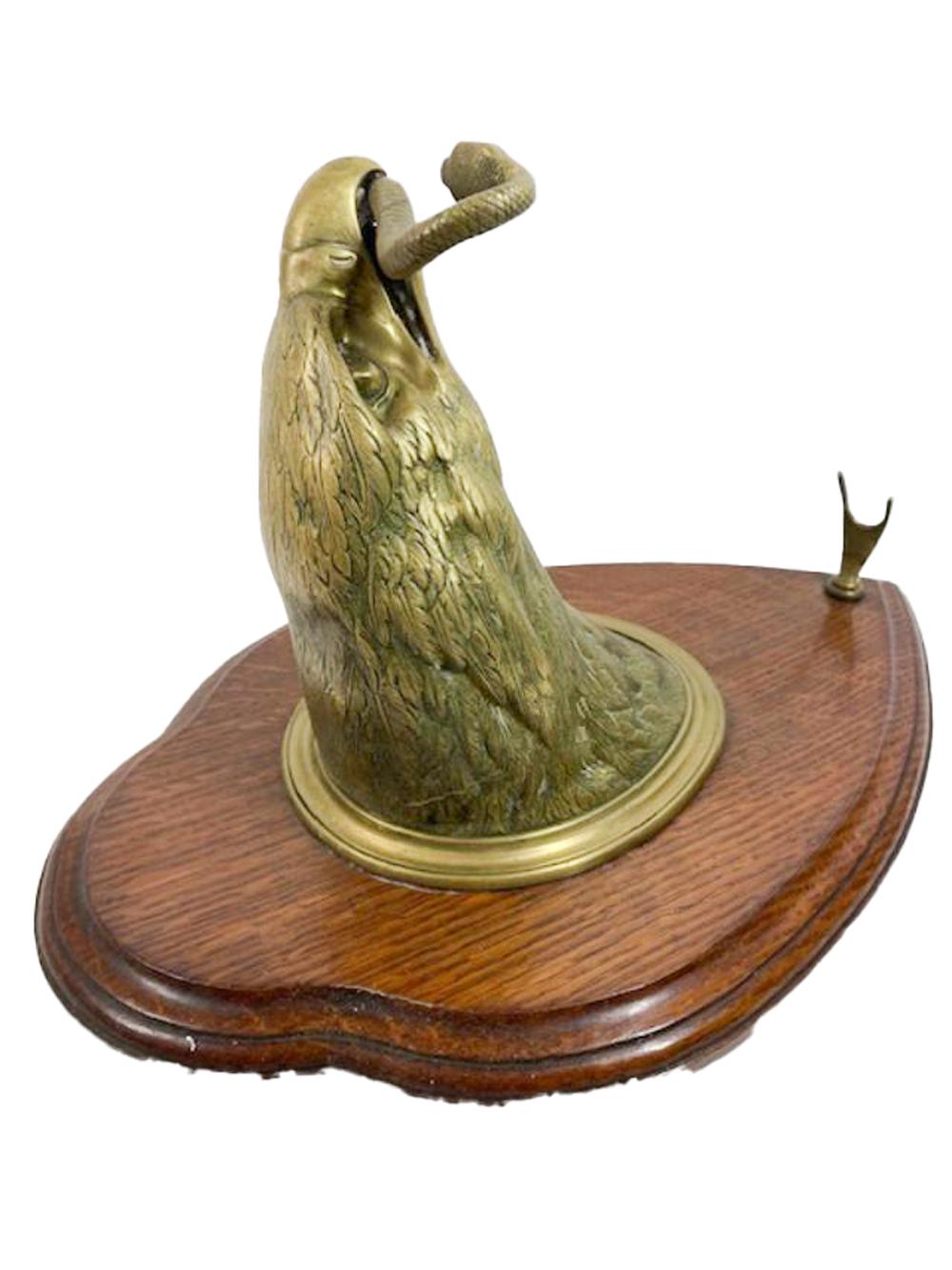 Tête d'aigle en laiton sur plaque en chêne tenant une baleine de table par Wm. Tonks en vente 7