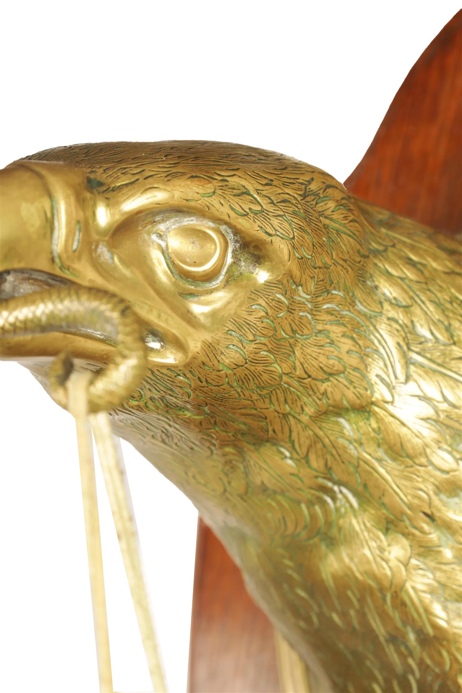 Wandmontierter Adlerkopf aus Messing auf Eichenholzplakette, der einen Dinner Gong von Wm hält, Wm. Tonks (Arts and Crafts) im Angebot