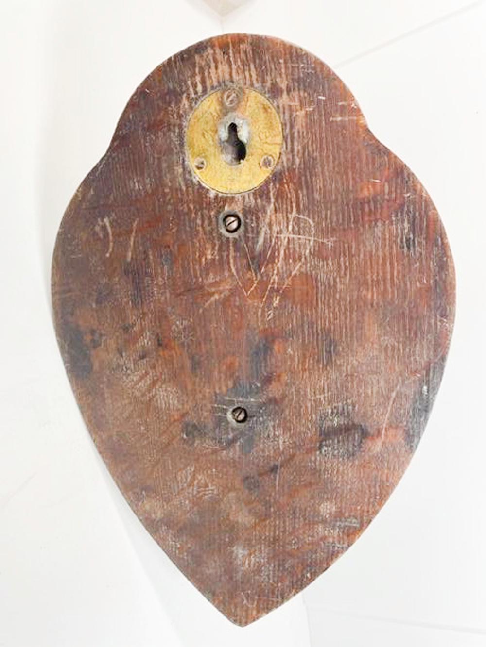Wandmontierter Adlerkopf aus Messing auf Eichenholzplakette, der einen Dinner Gong von Wm hält, Wm. Tonks im Angebot 3