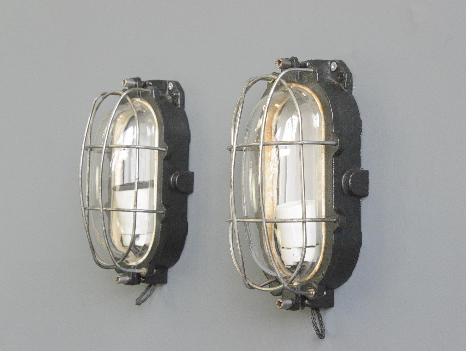 Industriel Lampes murales à tête d'ampoule par Siemens & Schuckert vers les années 1930 en vente